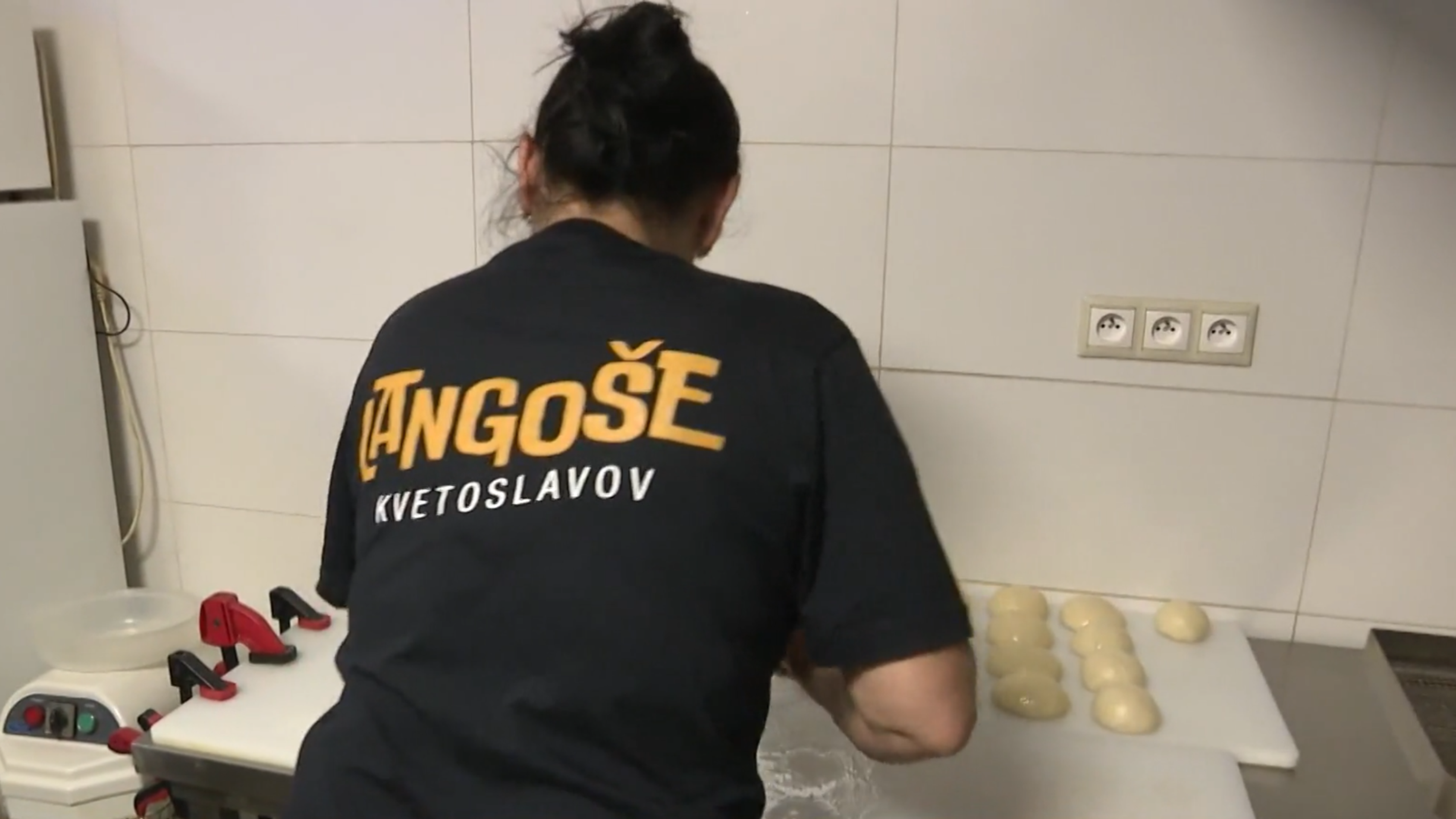 Majiteľ stánku s langošmi, ktorý dostal pokutu 1 500 eur, zomrel.