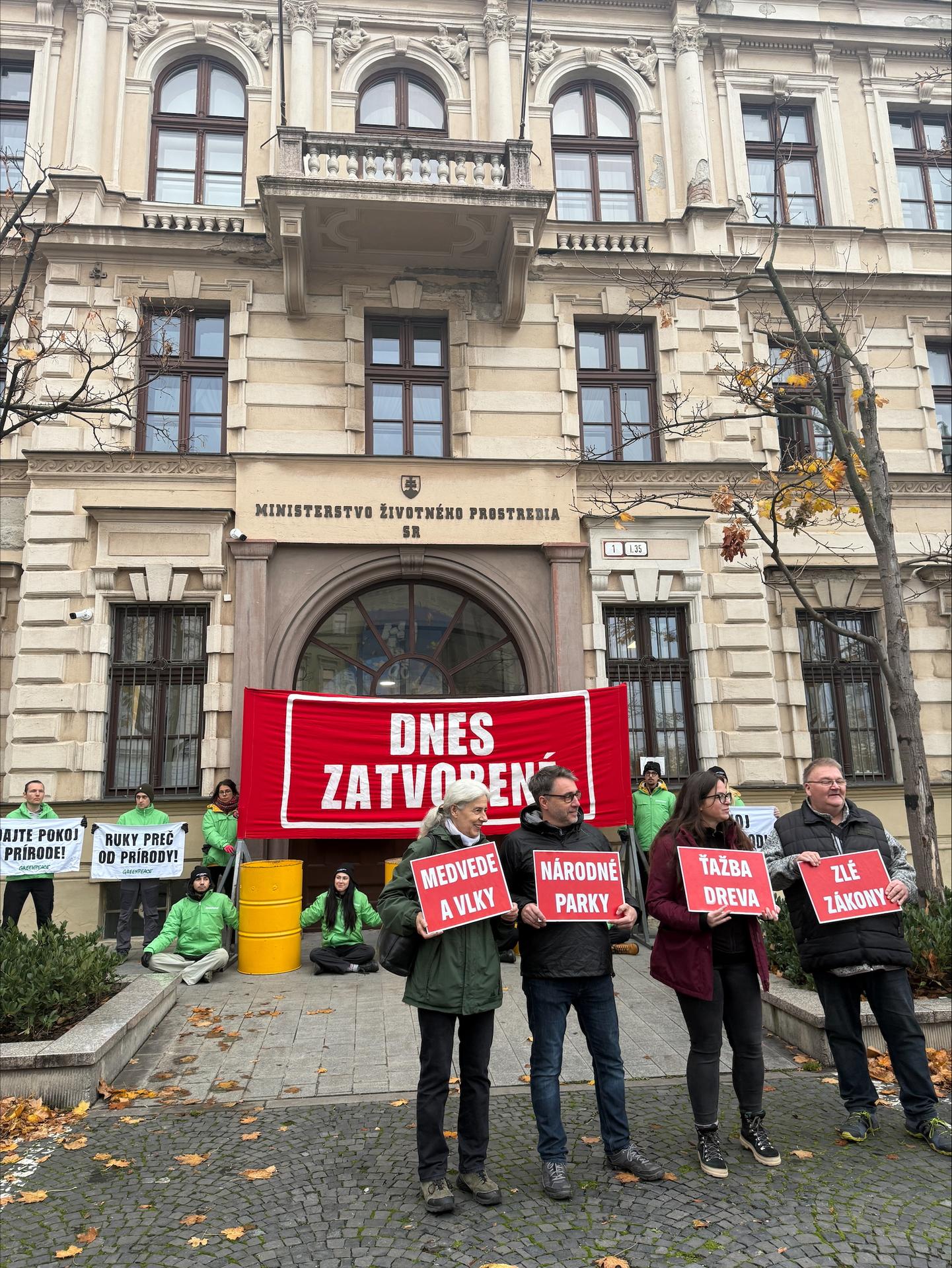 Greenpeace Slovensko blokuje ministerstvo životného prostredia