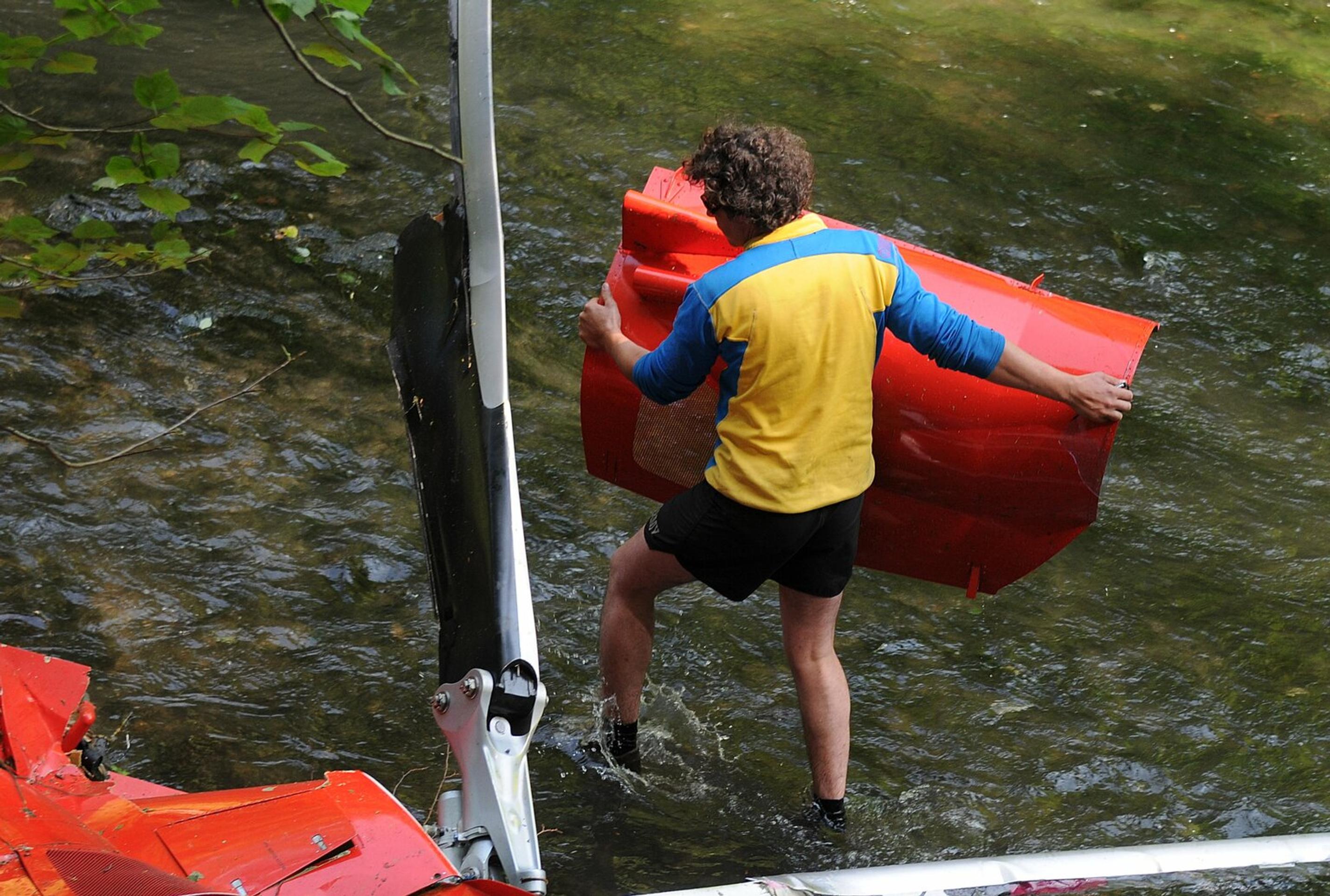 Vyslobodzovanie obetí zo spadnutého záchranárskeho vrtuľníka