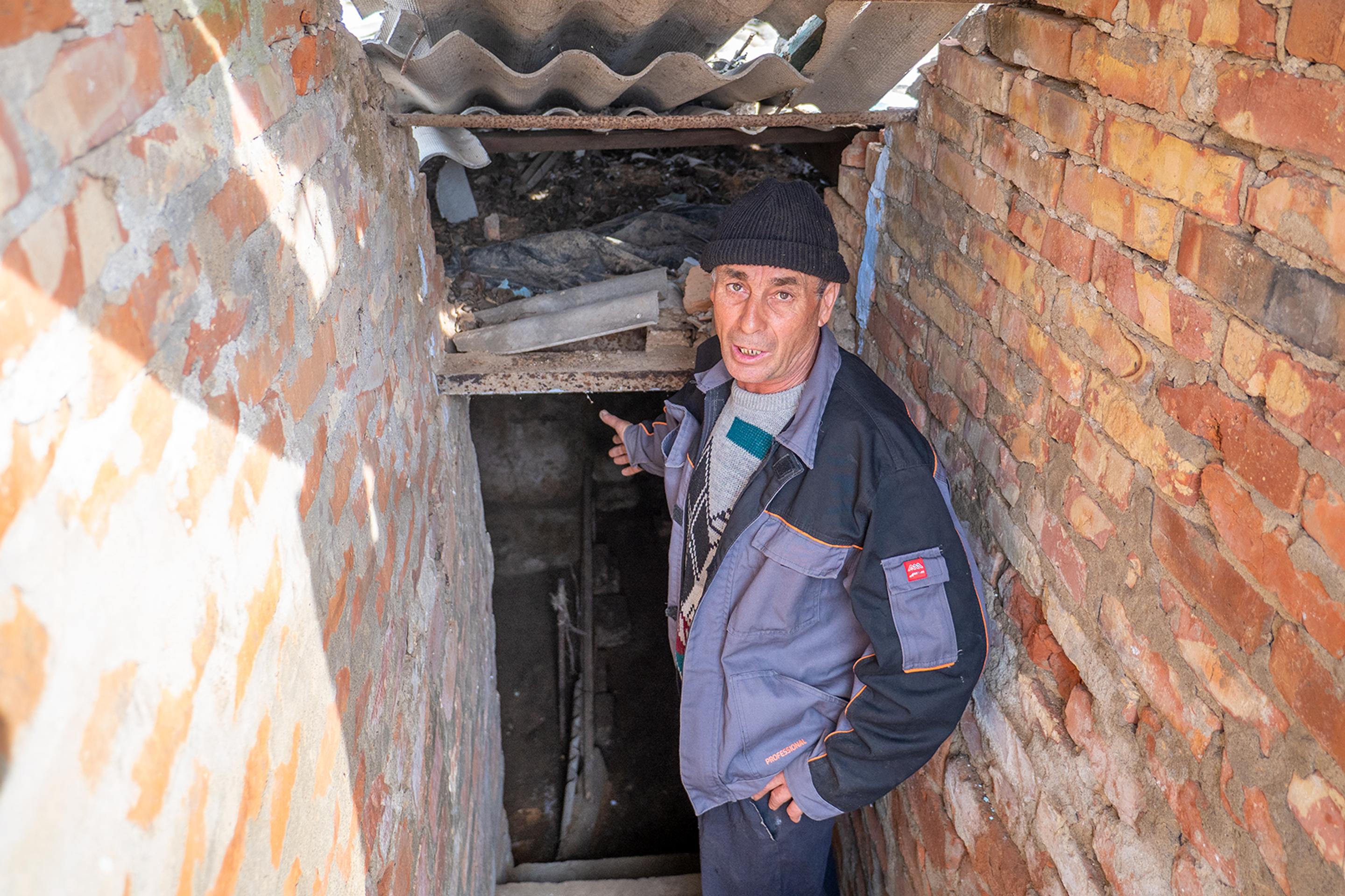 Oleg pred vchodom do pivnice, v ktorej sa ukrývali počas náletu