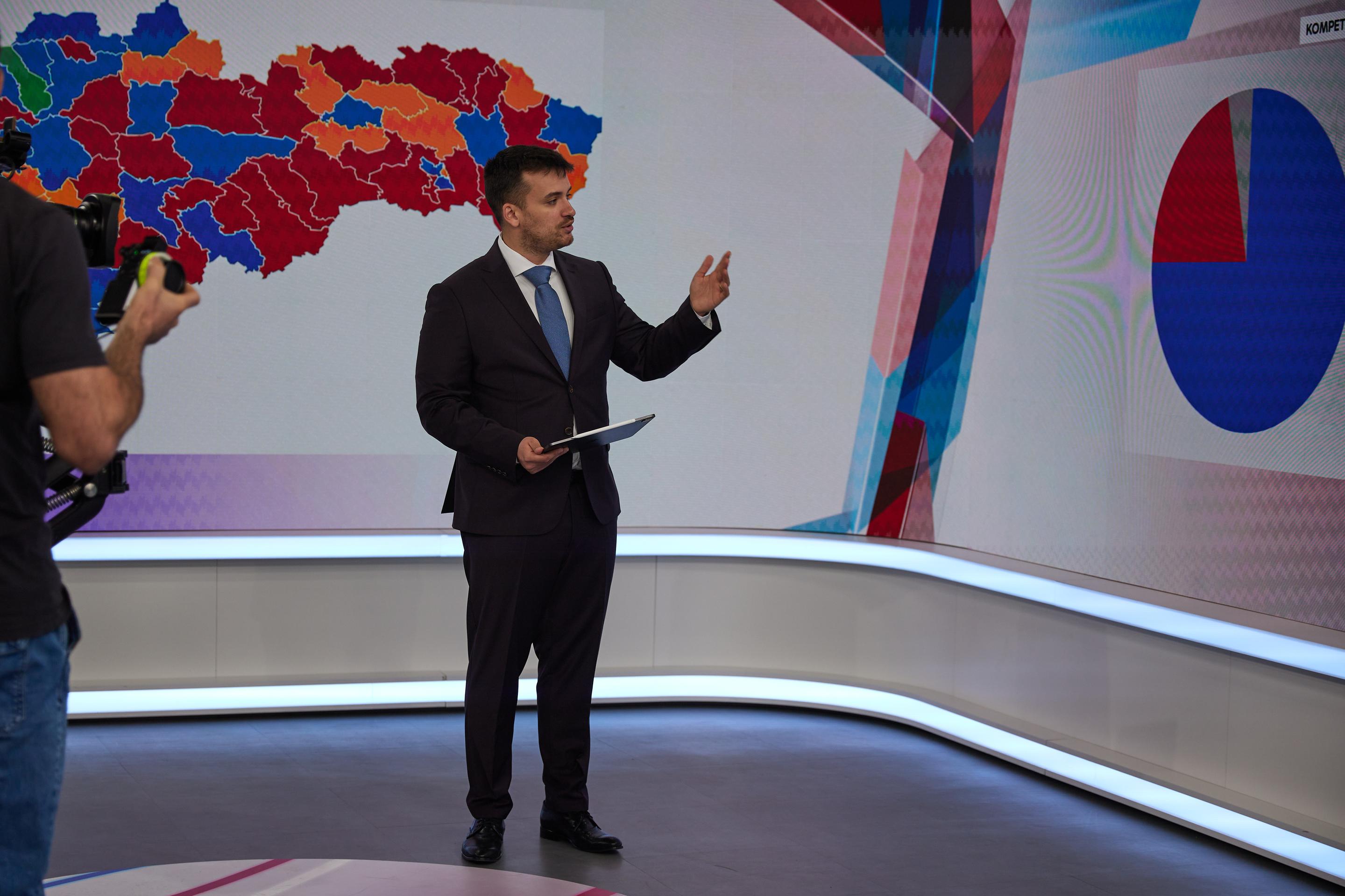 Prípravy na volebnú noc s Adelom Ghannamom.