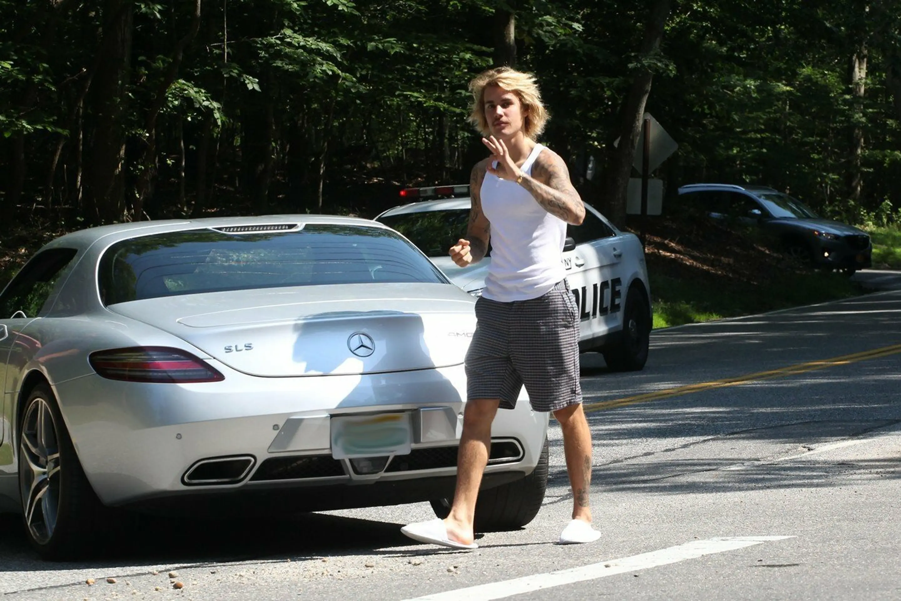 Bieberovi a Baldwin sa pokazilo auto. 