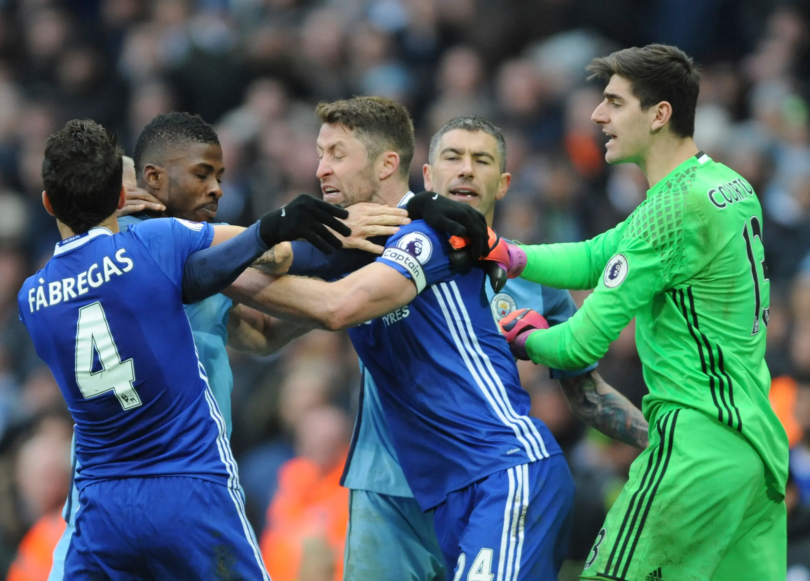 Strkanica hráčov v dueli Manchester City - Chelsea Londýn.
