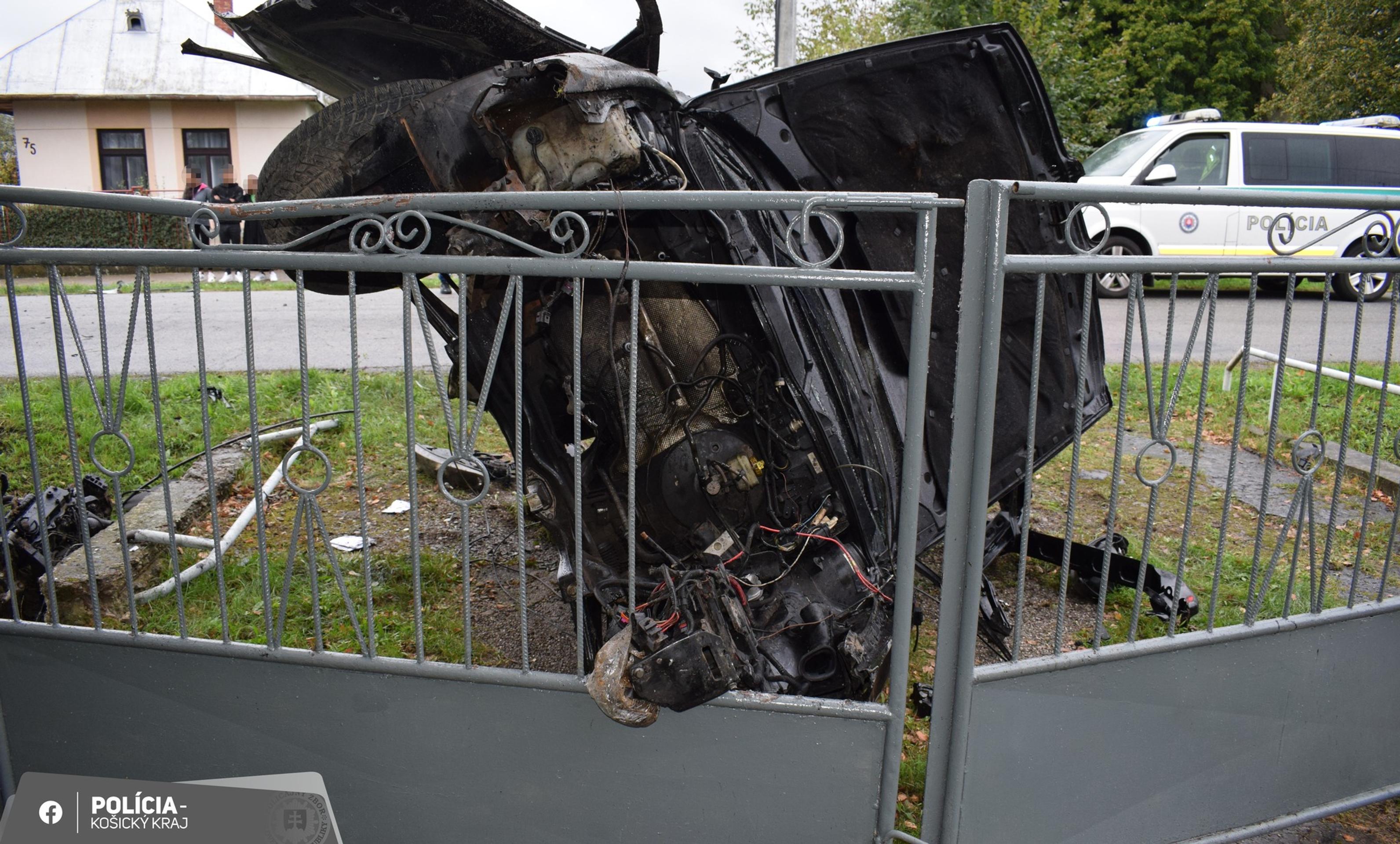 Auto pri nehode roztrhlo na polovicu