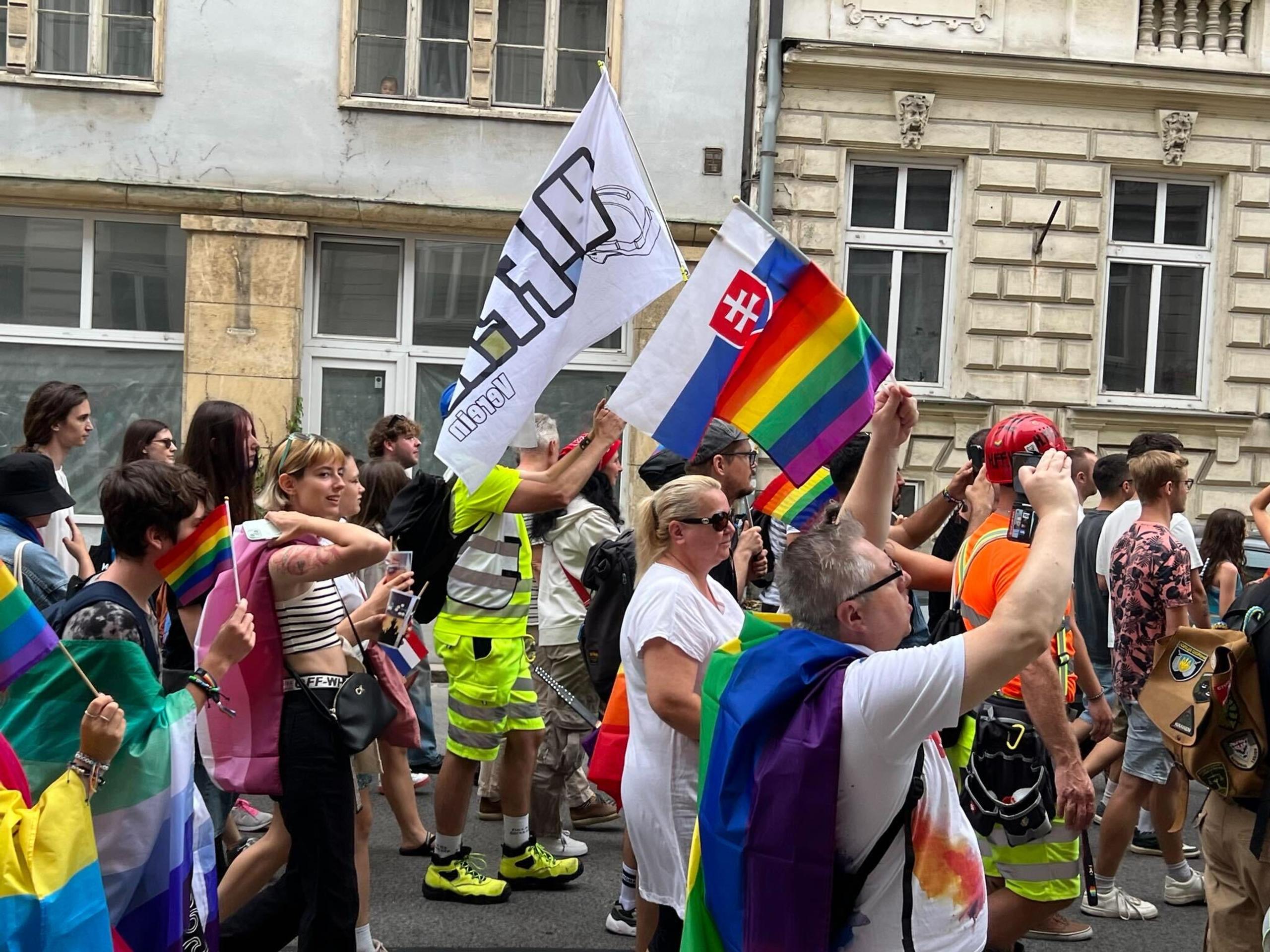 Dúhový Pride v uliciach Bratislavy.