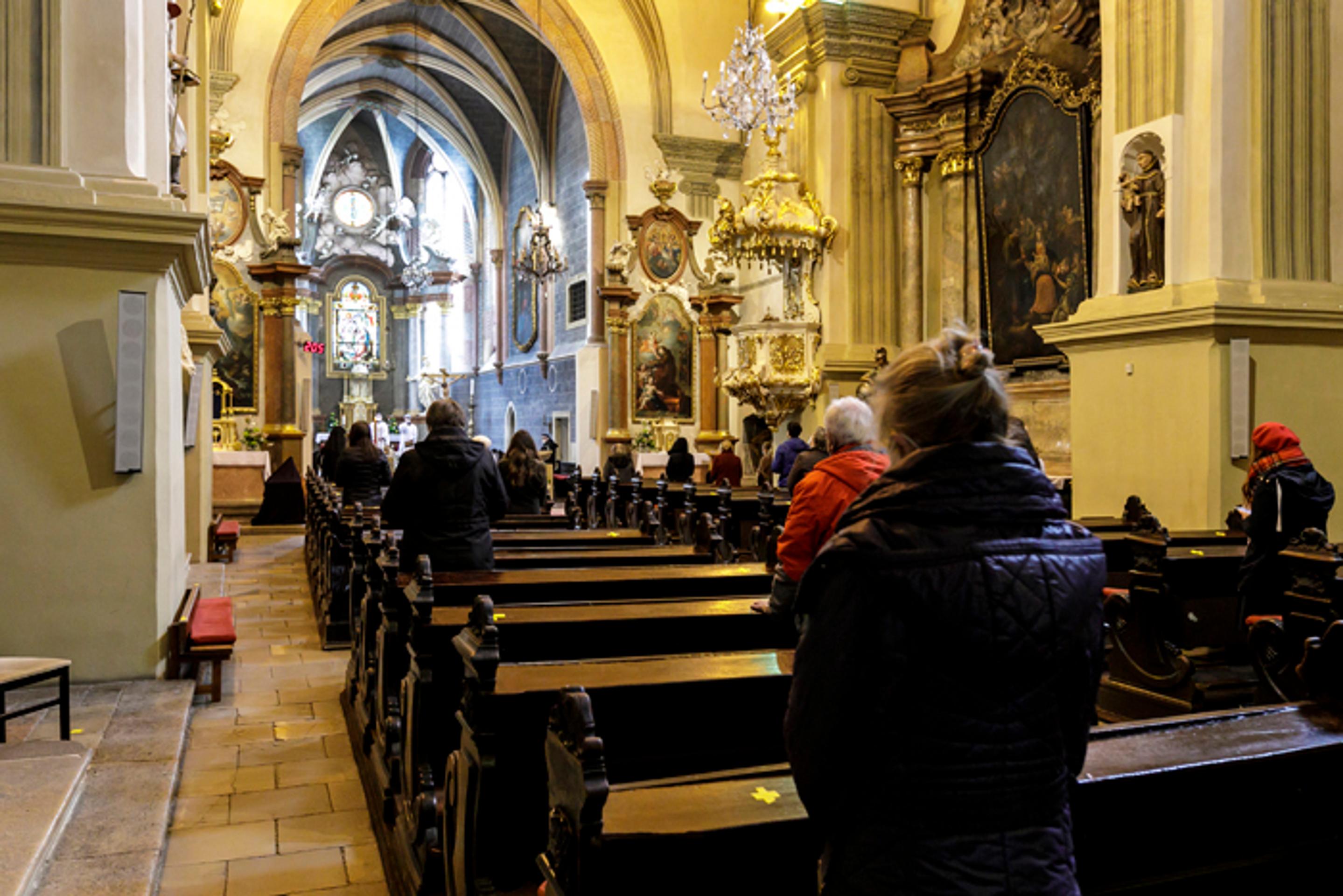 Veriaci počas svätej omše v kostole Zvestovania Pána (Františkánsky kostol) v Bratislave.