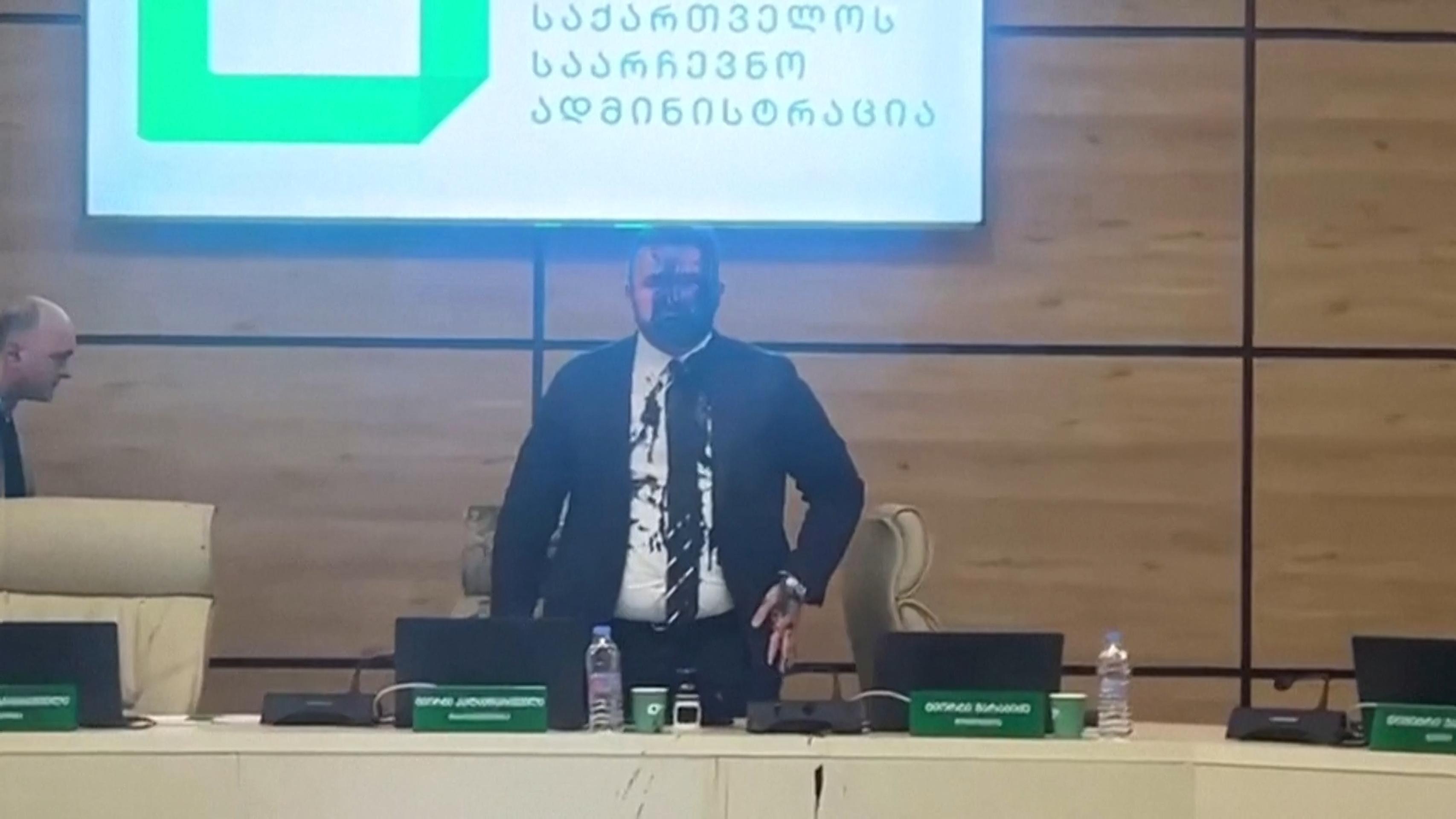 Šéfa gruzínskej volebnej komisie oblial člen opozície farbou