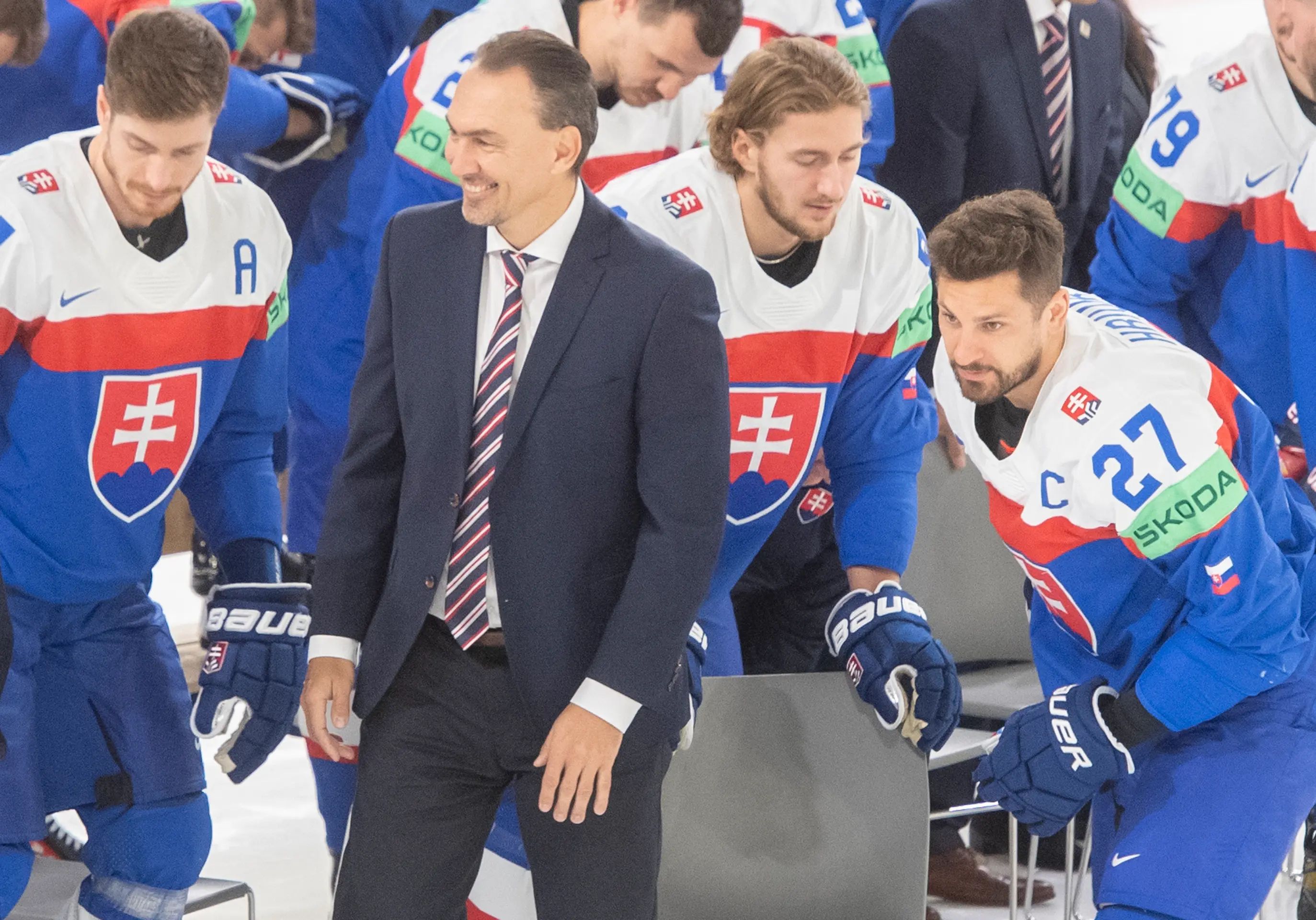 Druhý zľava prezident SZĽH Miroslav Šatan a sprava Marek Hrivík, Pavol Regenda a Peter Cehlárik po tímovom fotení na MS 2023.