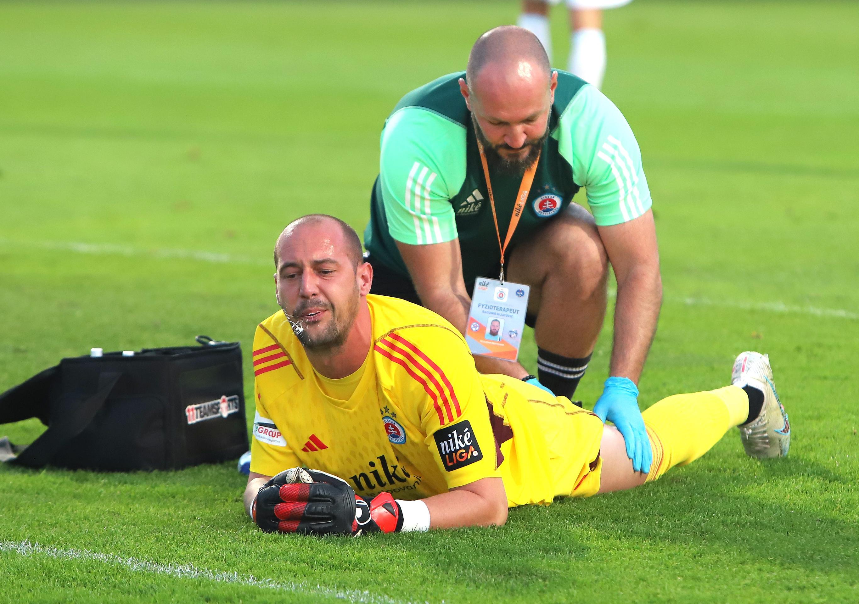 Zranený brankár Milan Borjan (Bratislava) v dohrávke 5. kola Niké ligy na pôde Ružomberka.