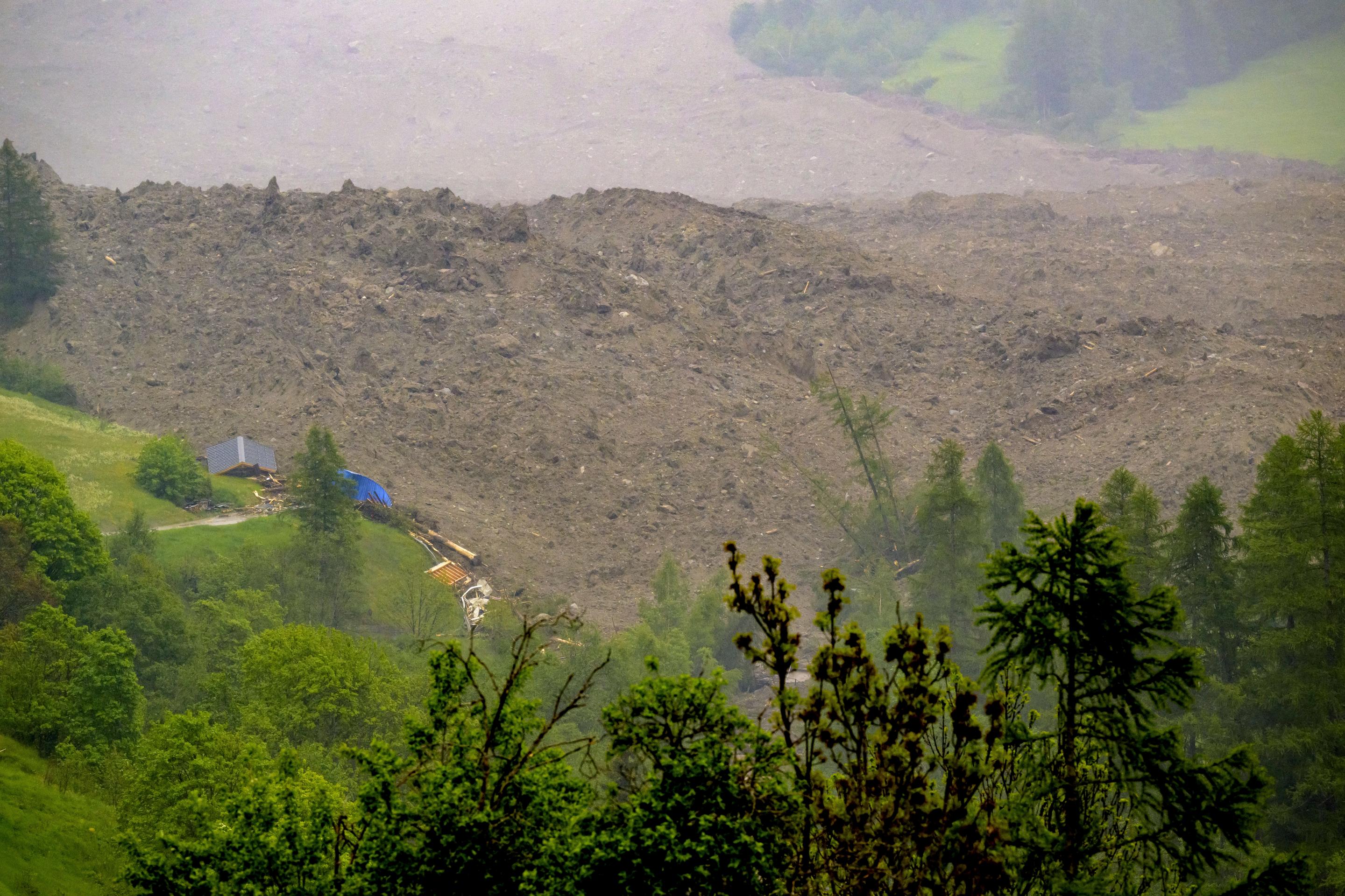 Veľká lavína so zmesou skál, snehu a vody v údolí vo švajčiarskom meste Wiler po tom, ako sa zosunul ľadovec Birch nad pohorím Blatten vo švajčiarskych Alpách.