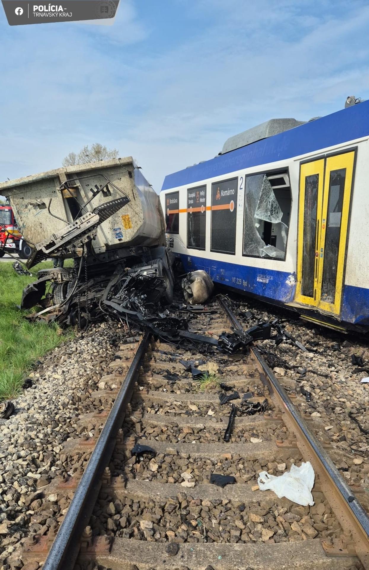 Na železničnom priecestí vrazil vlak do nákladiaku