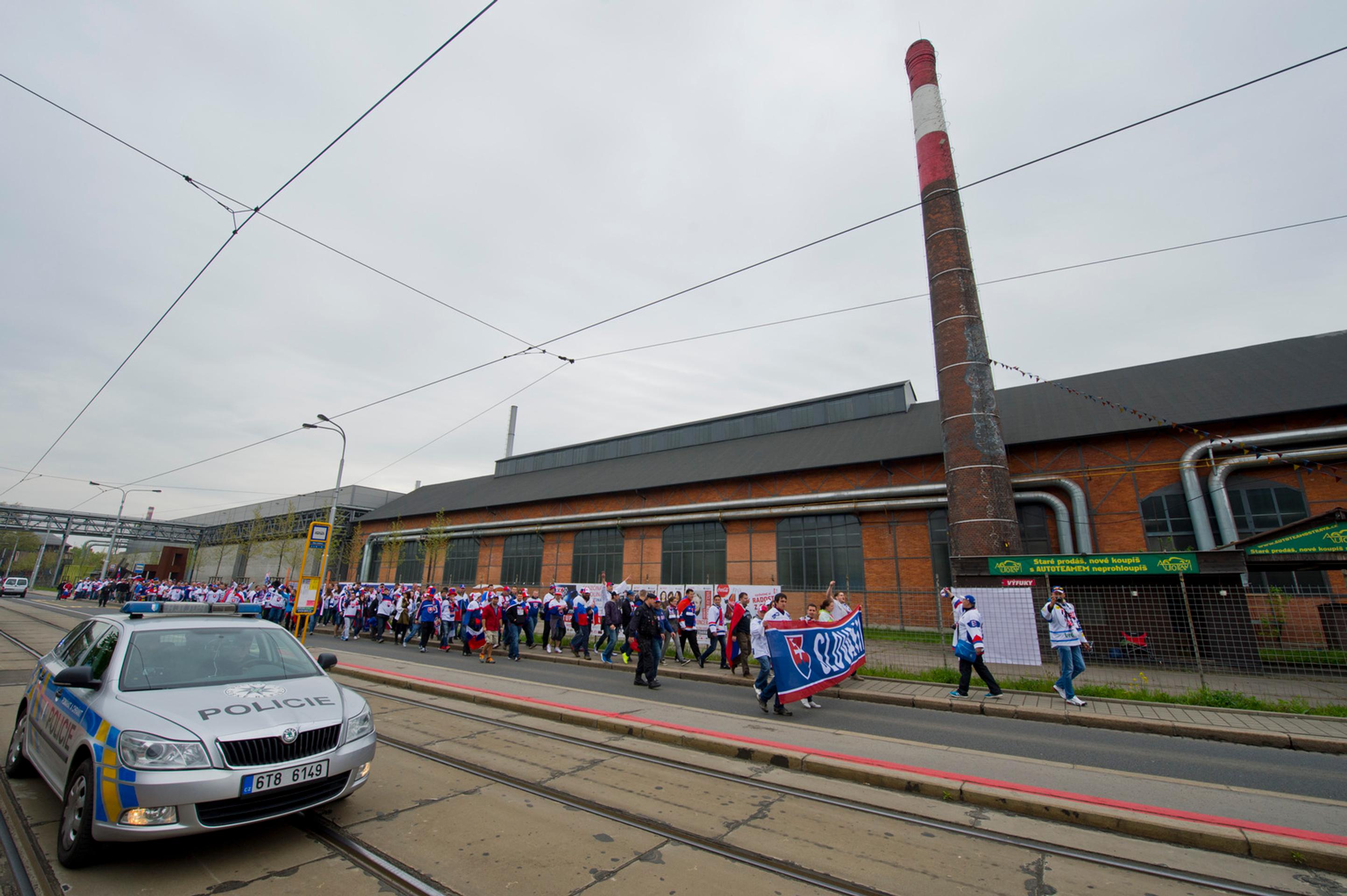 Pochod slovenských fanúšikov v Ostrave pred zápasom s Dánskom.