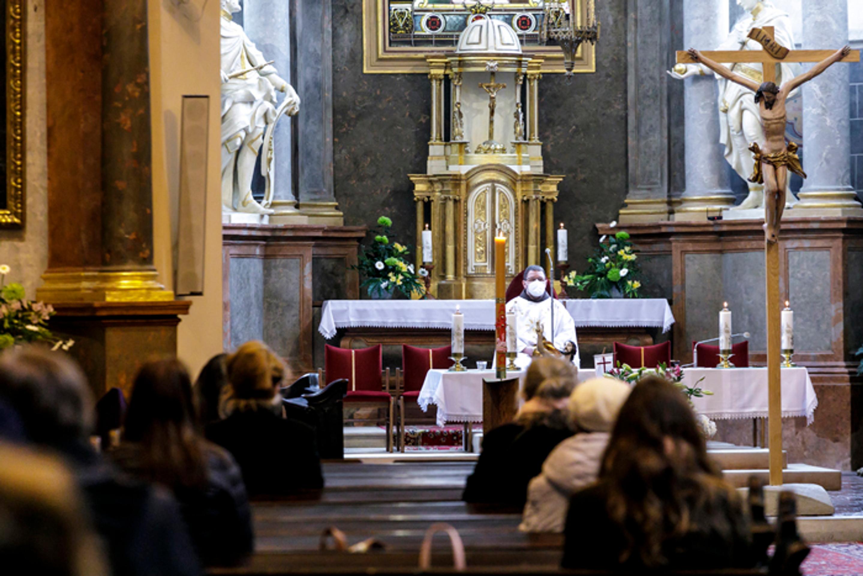 Veriaci počas svätej omše v kostole Zvestovania Pána (Františkánsky kostol) v Bratislave.