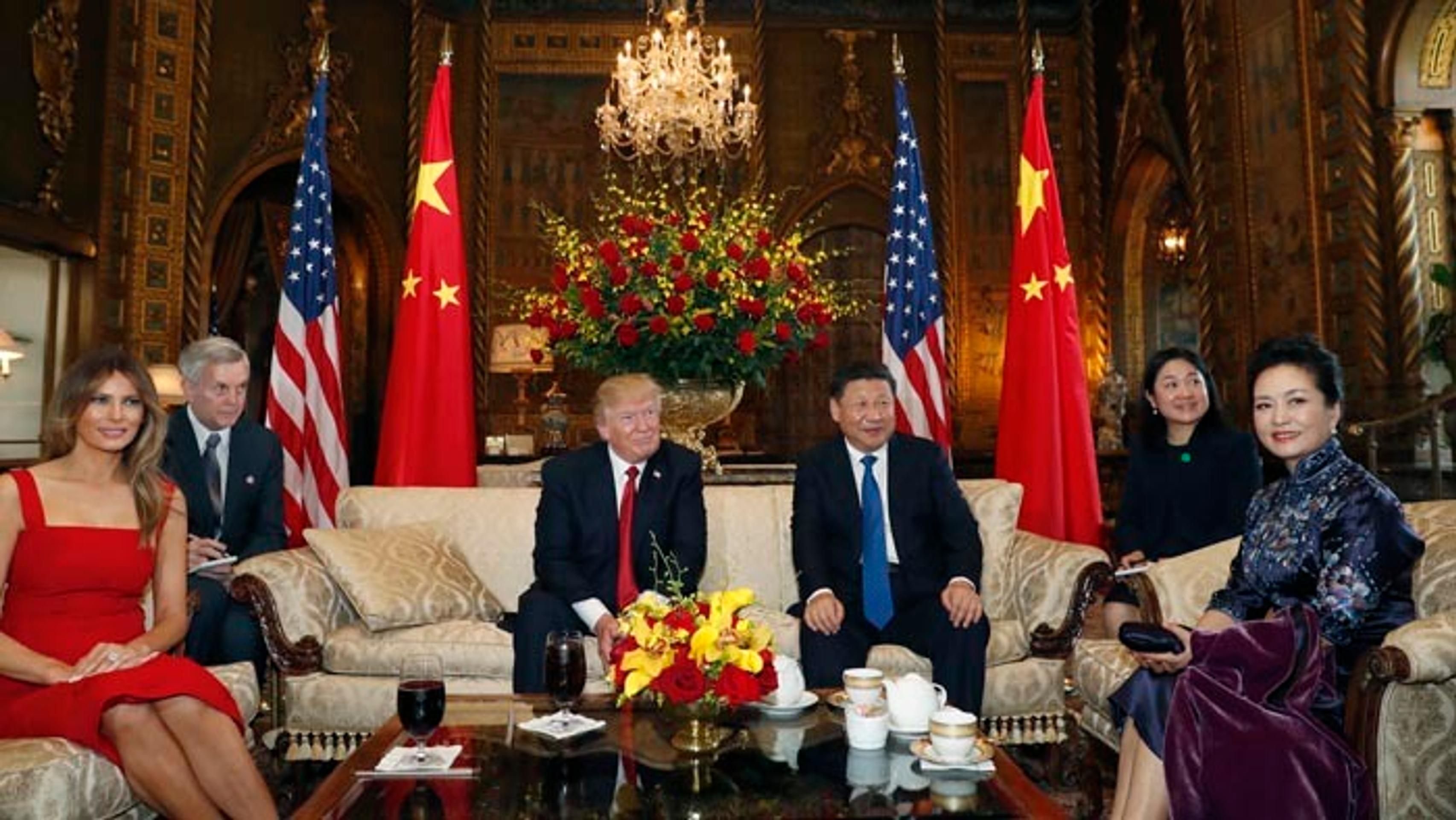 Prominentných hostí krátko po príchode odviedli na slávnostnú večeru. 