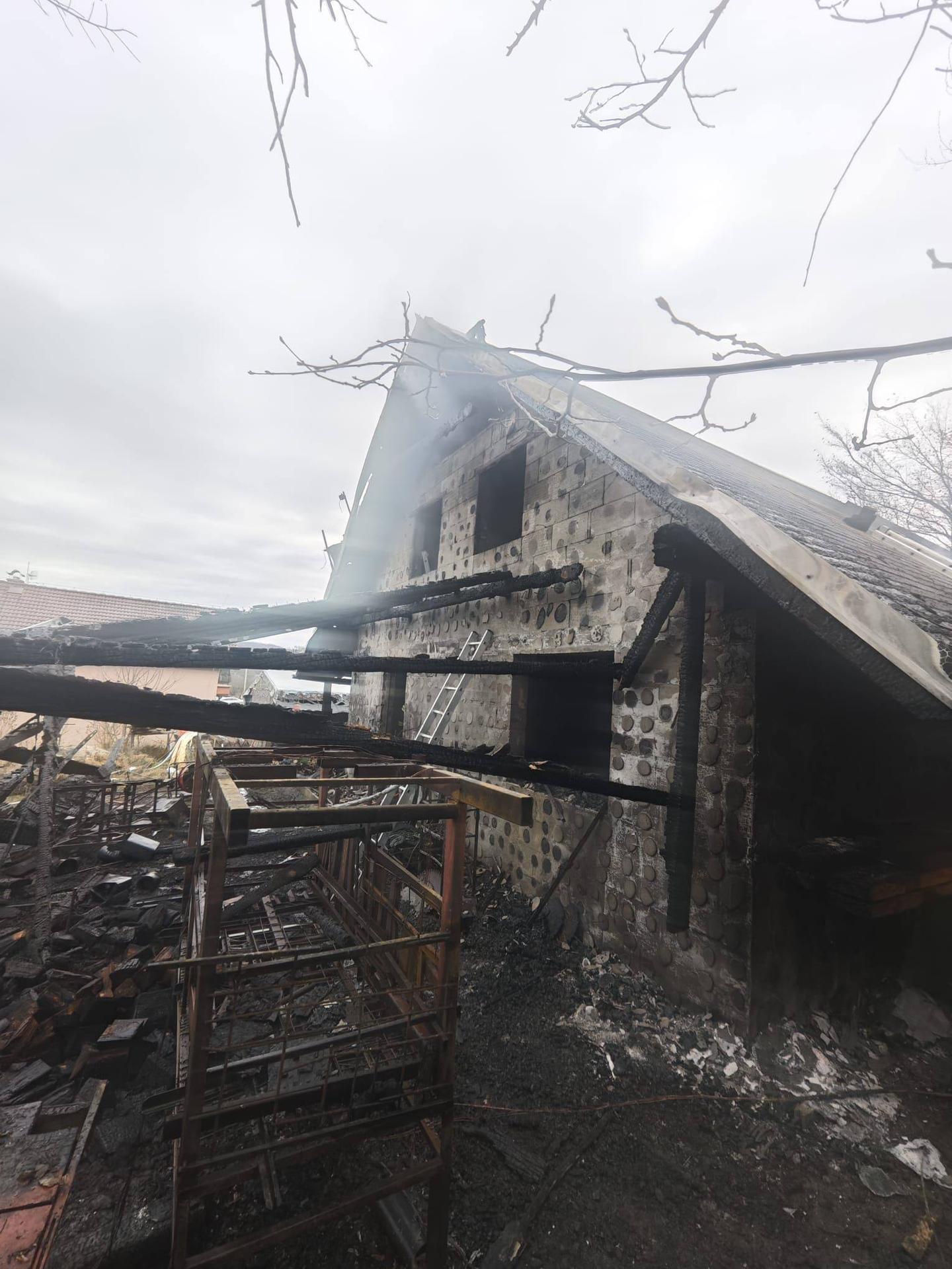 Požiar v obci Nový Salaš.