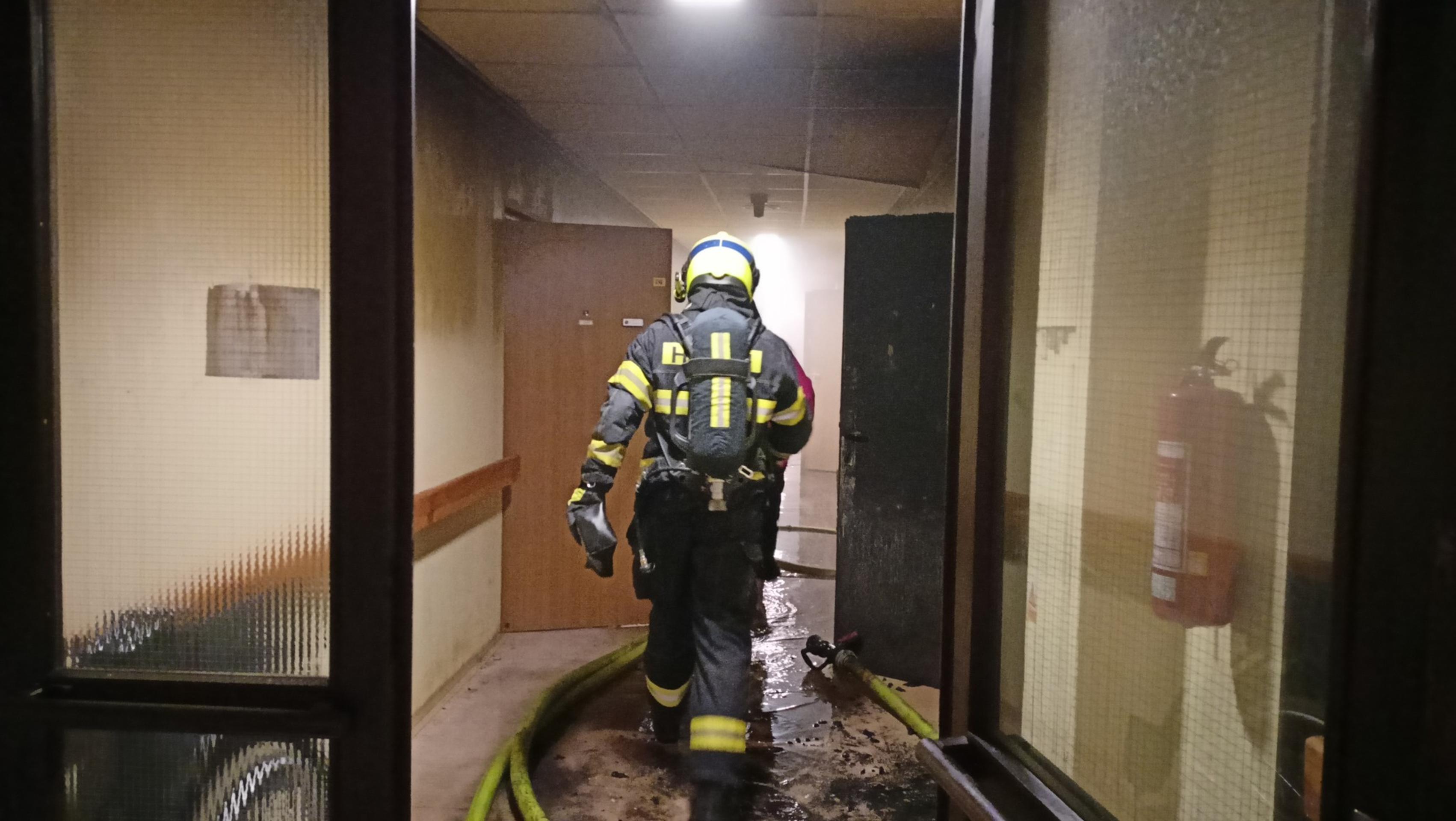 Zásah hasičov v dome seniorov v Karlových Varoch.