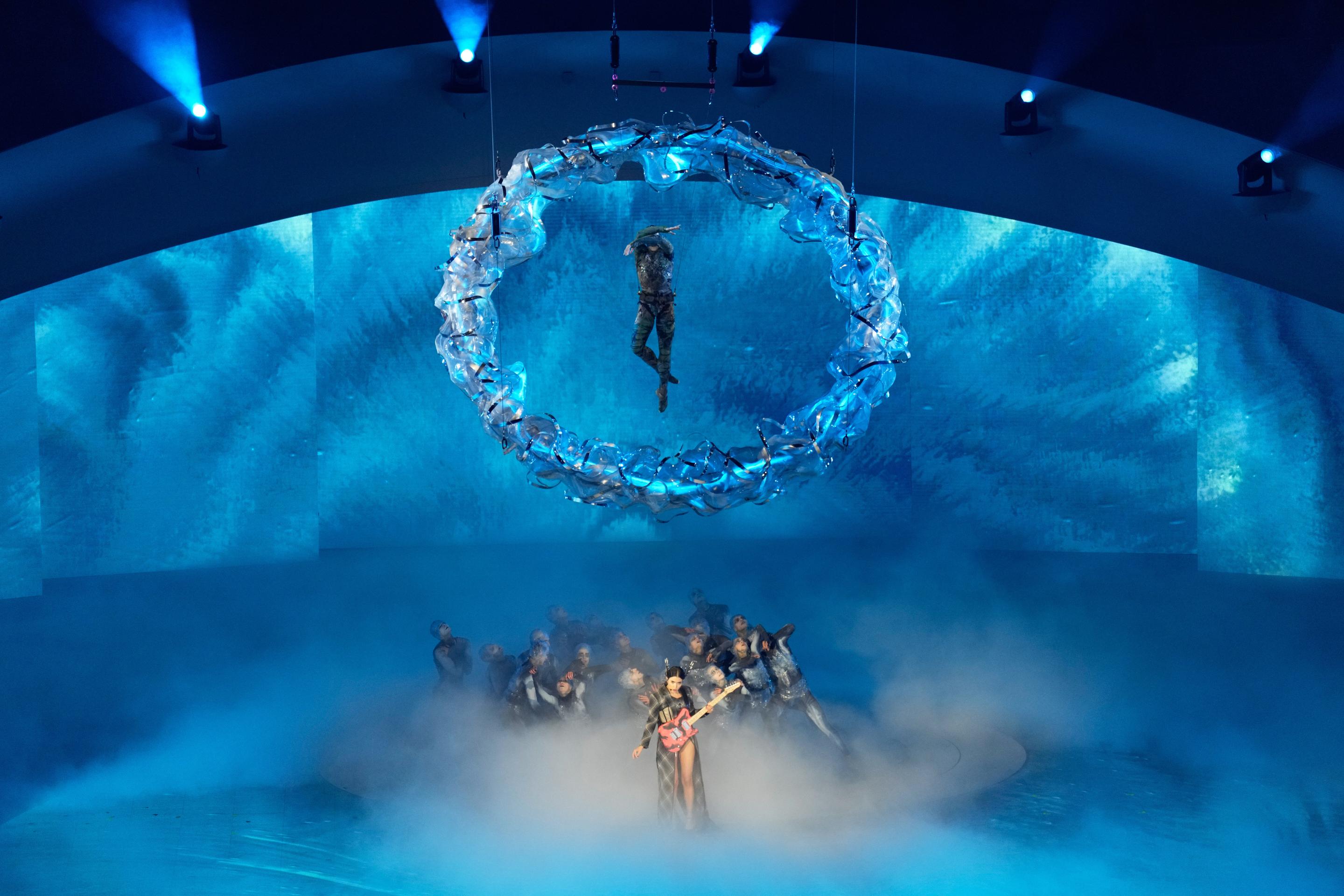 Na snímke účinkujúci vystupujú počas záverečného ceremoniálu.