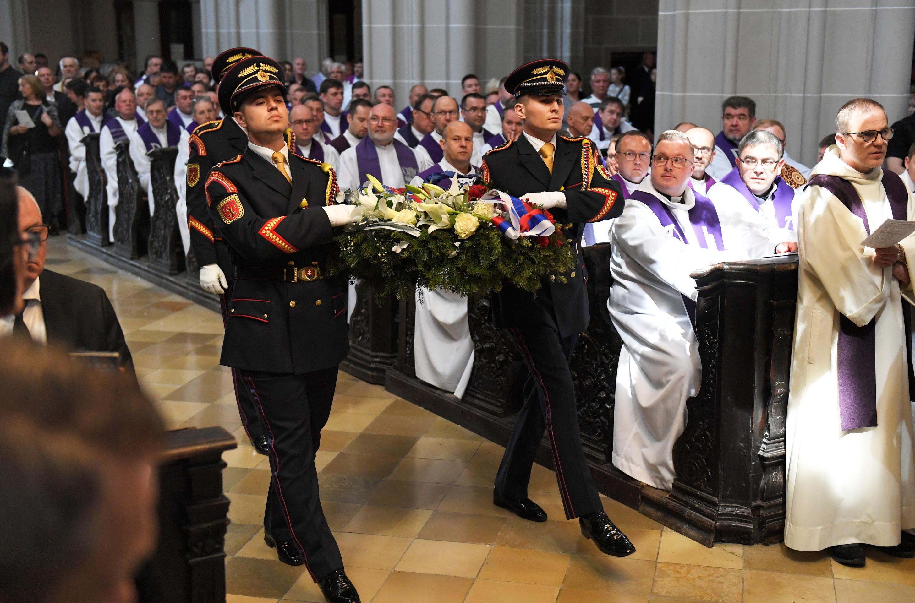 Posledná rozlúčka s košickým emeritným arcibiskupom Alojzom Tkáčom v Dóme sv. Alžbety.