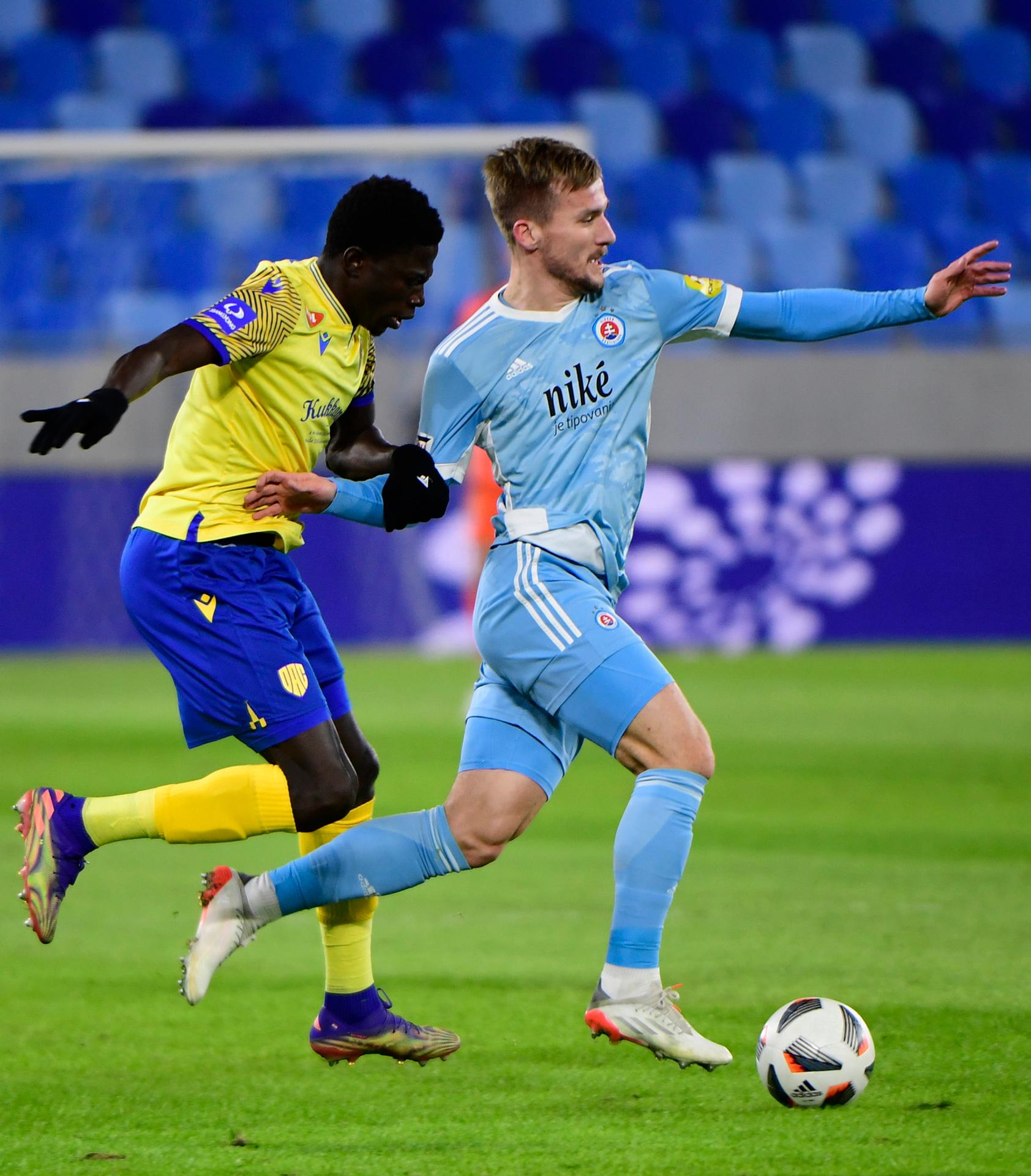 Sprava Aleksandar Čavrič zo Slovana a Sharani Zuberu (DAC) v zápase Fortuna ligy.