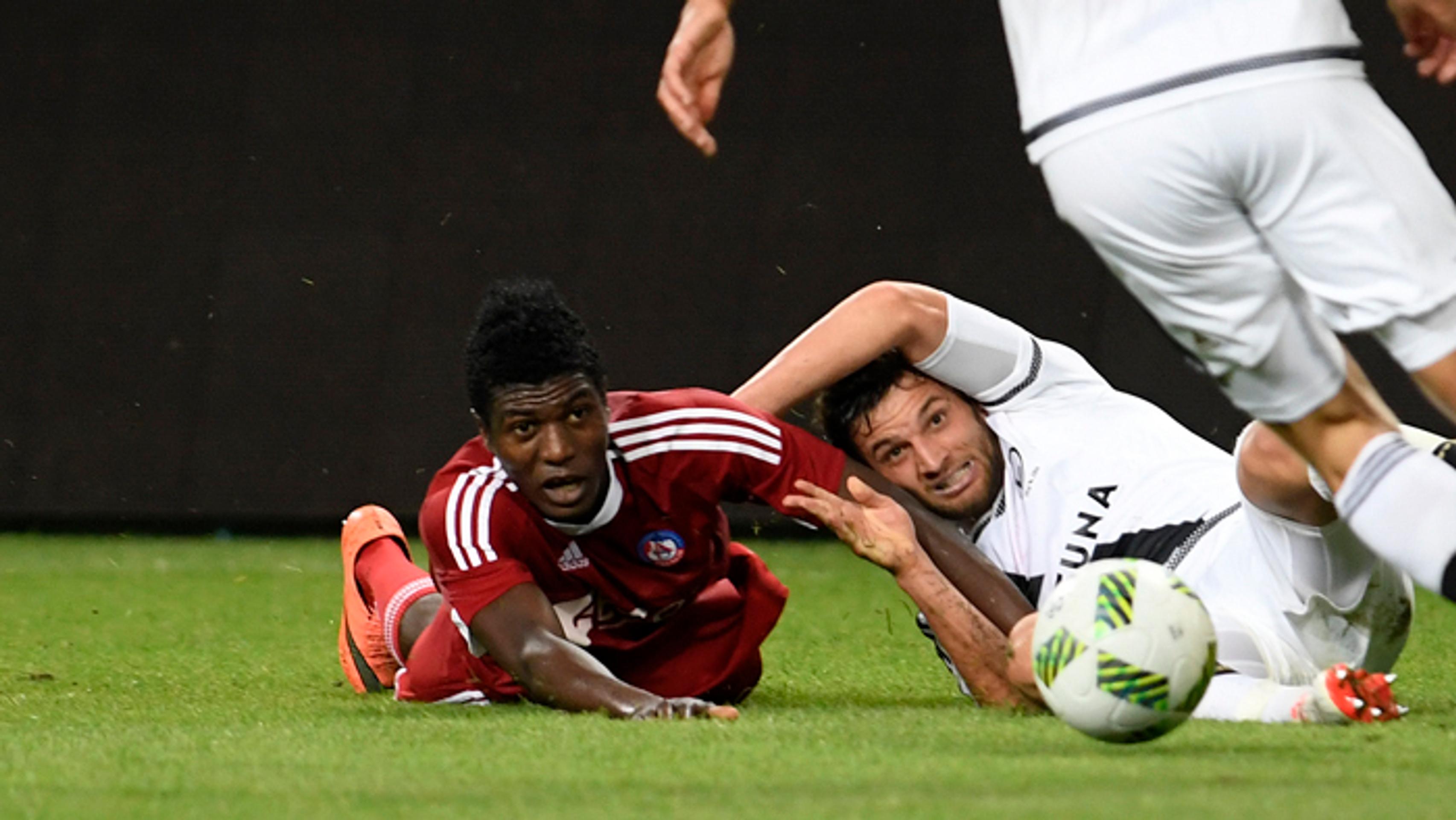 Trenčan Aliko Bala (vľavo) a hráč Legie Varšava Bartosz Bereszynski.