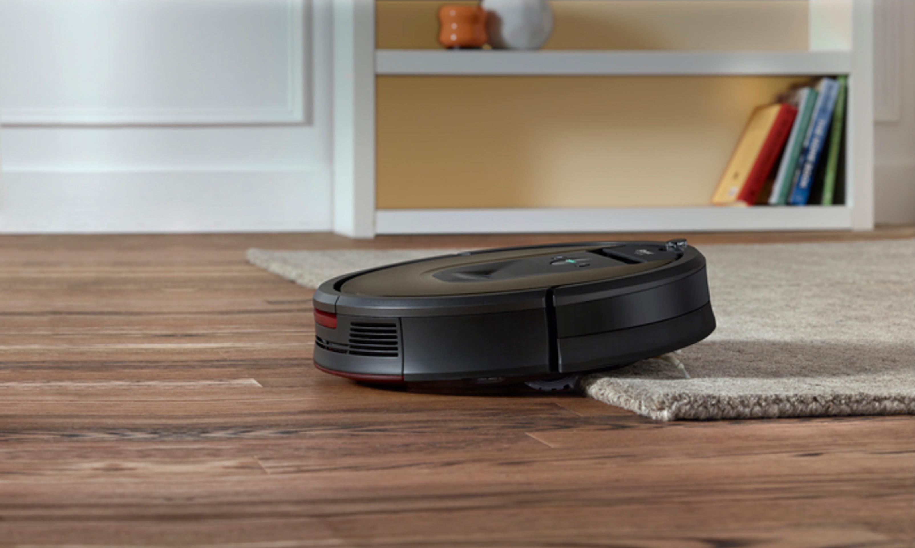 Roomba® 980 sa vie prispôsobiť rôznym typom povrchov.