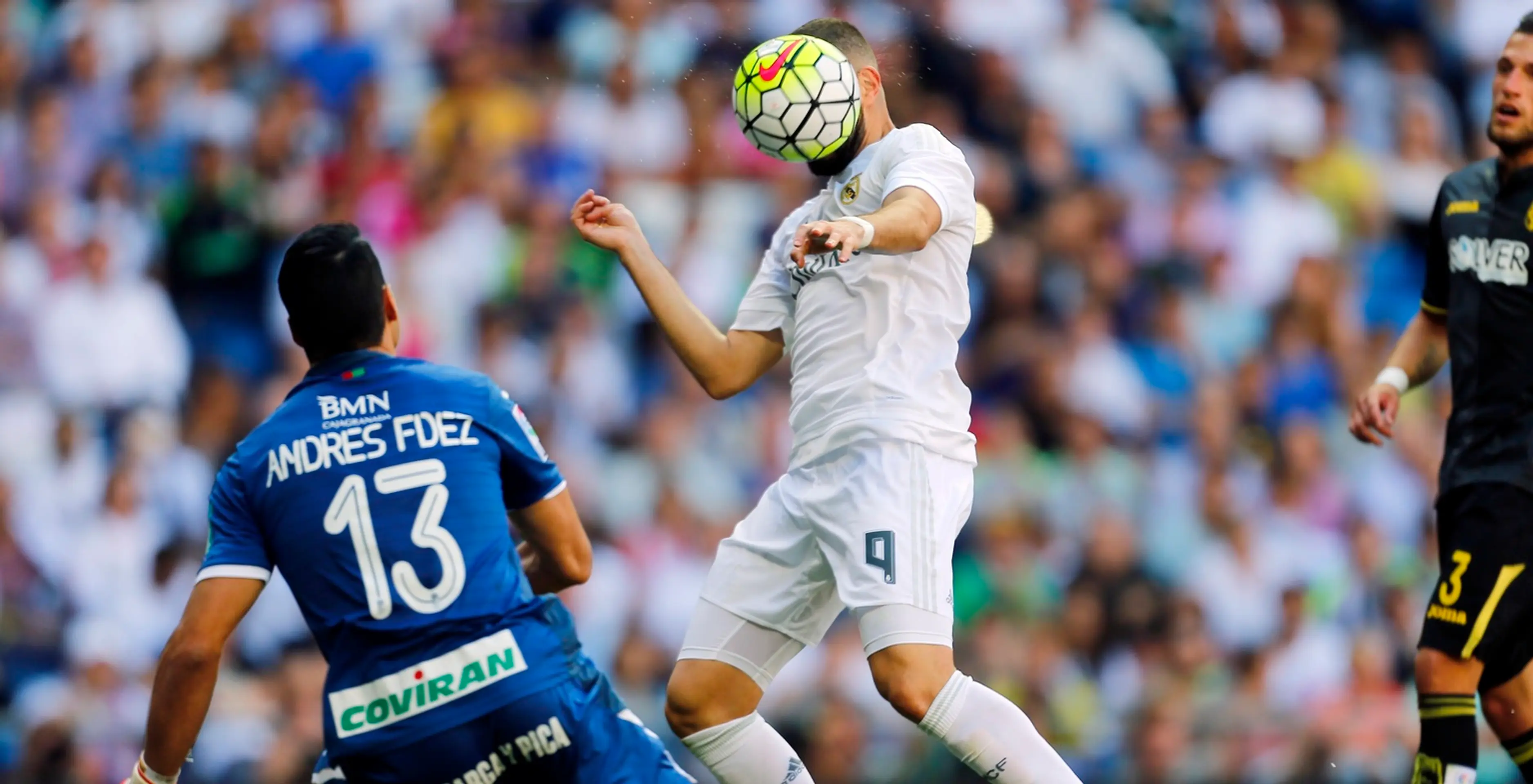 Karim Benzema dáva hlavou rozhodujúci a jediný gól v zápase Real Madrid-Granada.