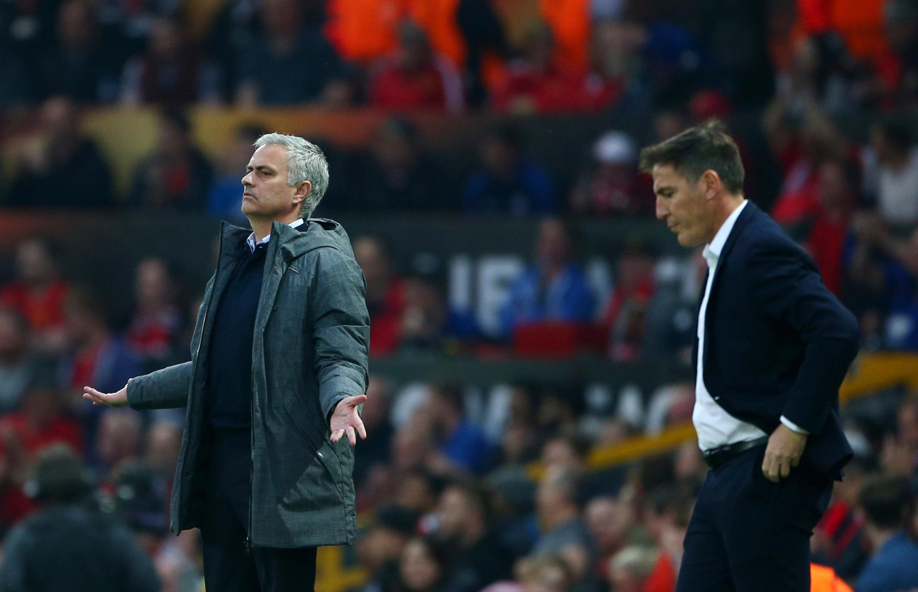 Vľavo tréner ManUtd José Mourinho, vpravo Eduardo Berizzo zo Celty Vigo v odvete semifinále EL.