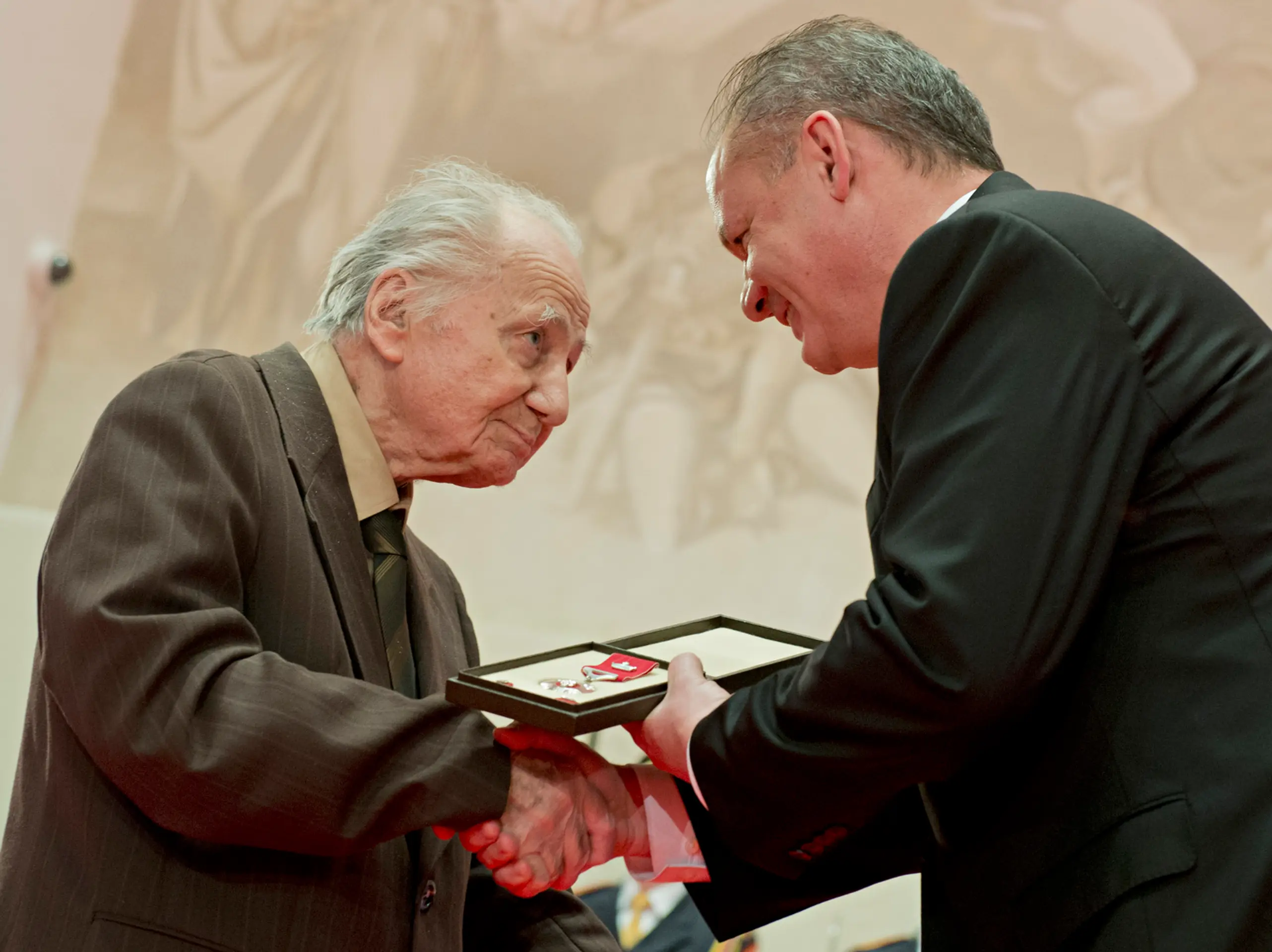 Architekt Vladimír Dedeček preberá Pribinov kríž II. triedy z rúk prezidenta SR Andreja Kisku.