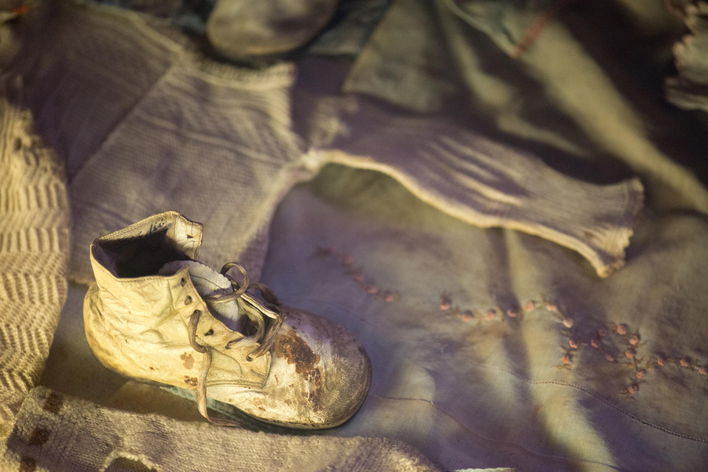 Dnes nájdete v Osvienčime množstvo oblečenia či obuvi po mŕtvych ľuďoch. 