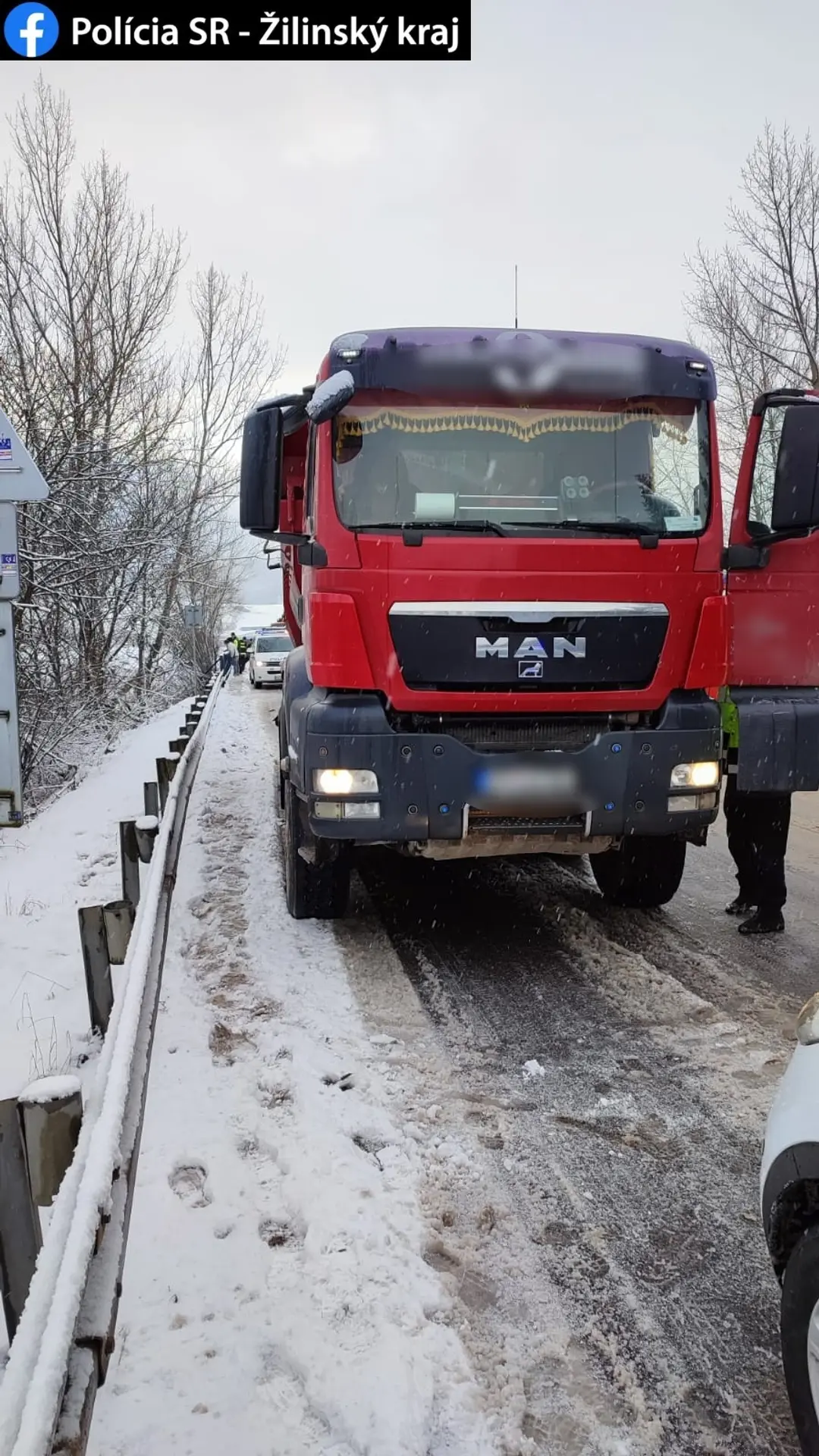 Traktor sa po zrážke zrútil do rieky.