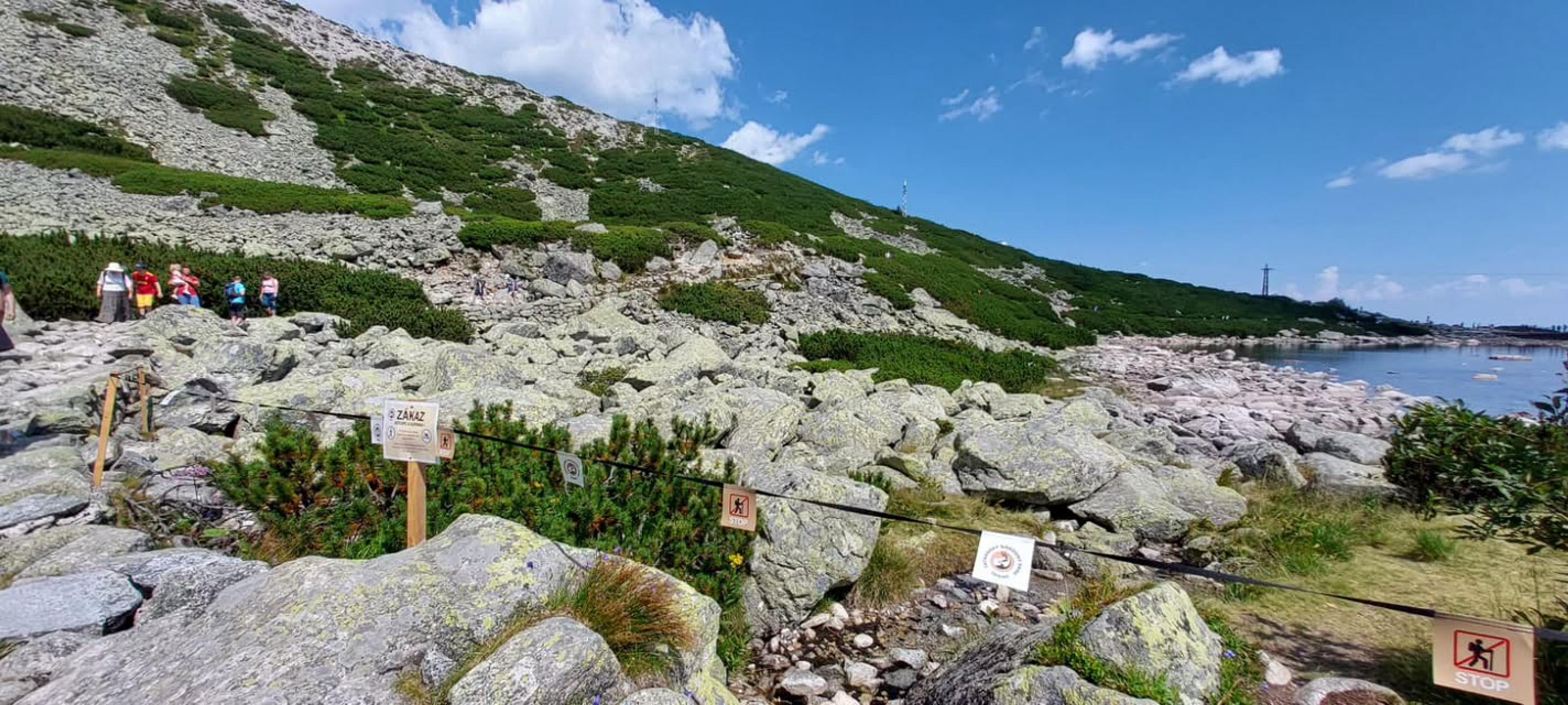Tatry sprísňujú kontroly po prípadoch kúpania v plesách.