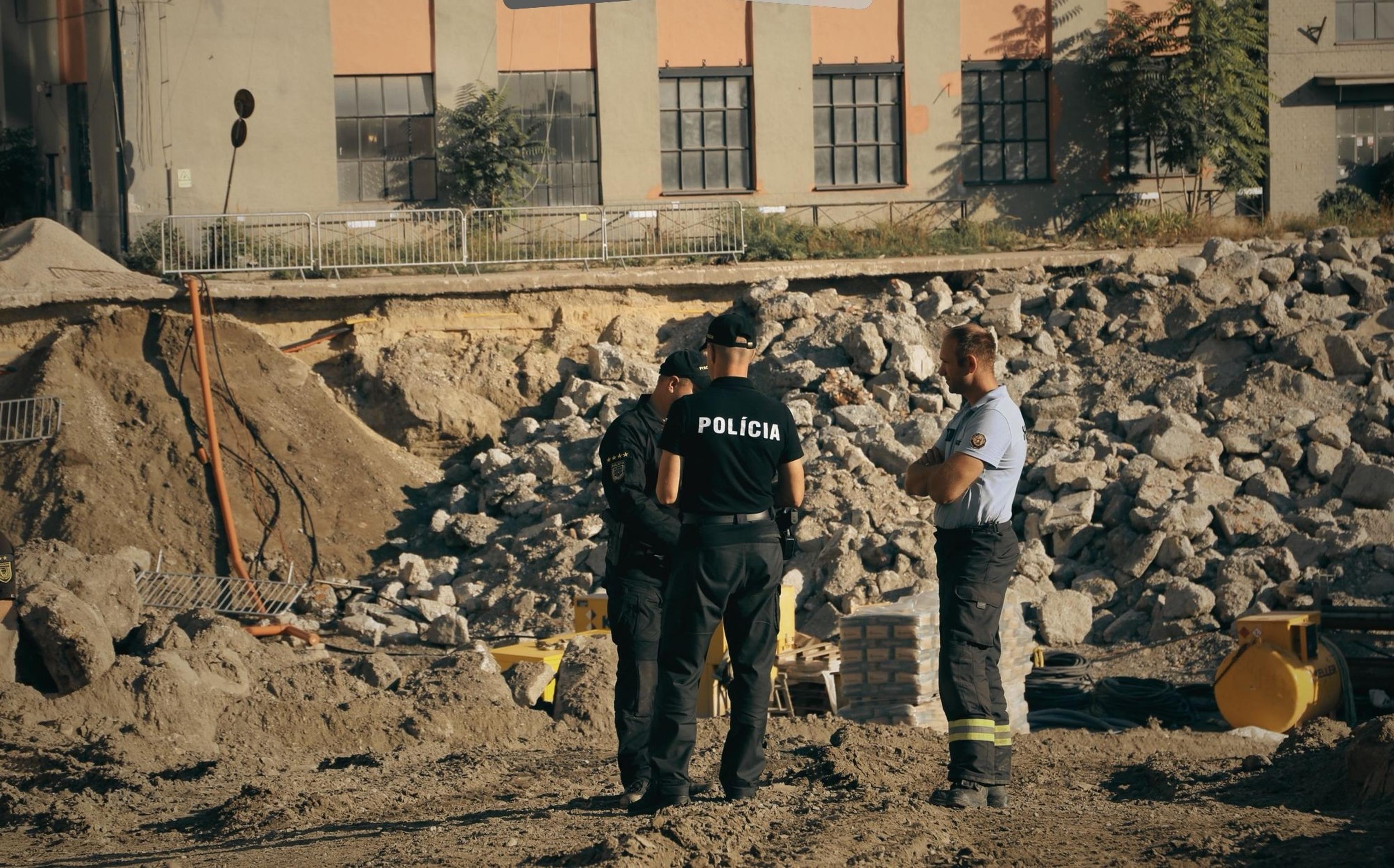 Polícia na mieste nálezu bomby.