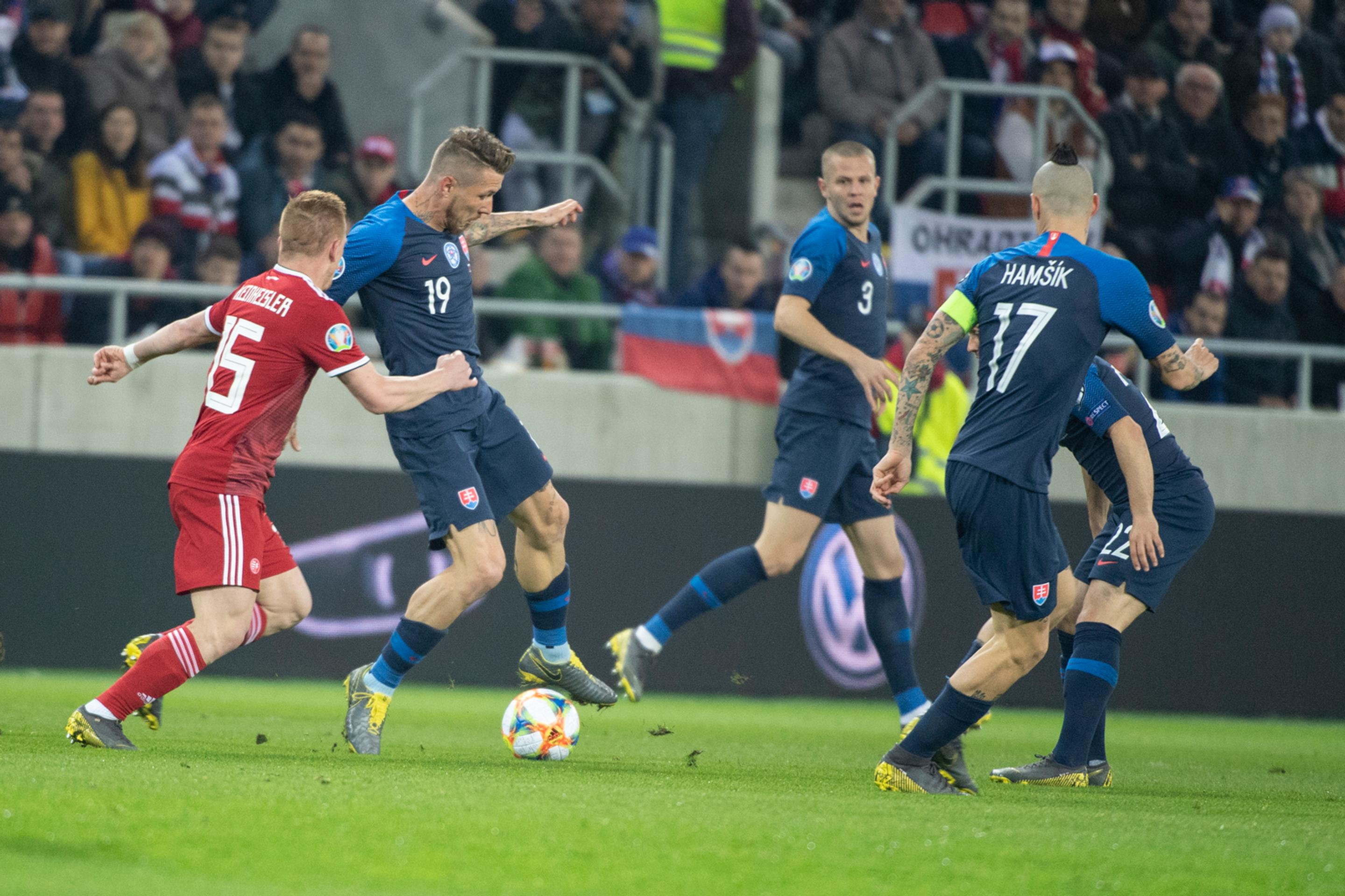 Na snímke druhý zľava Juraj Kucka (Slovensko) a vľavo Maďar László Kleinheisler v kvalifikácii ME 2020.