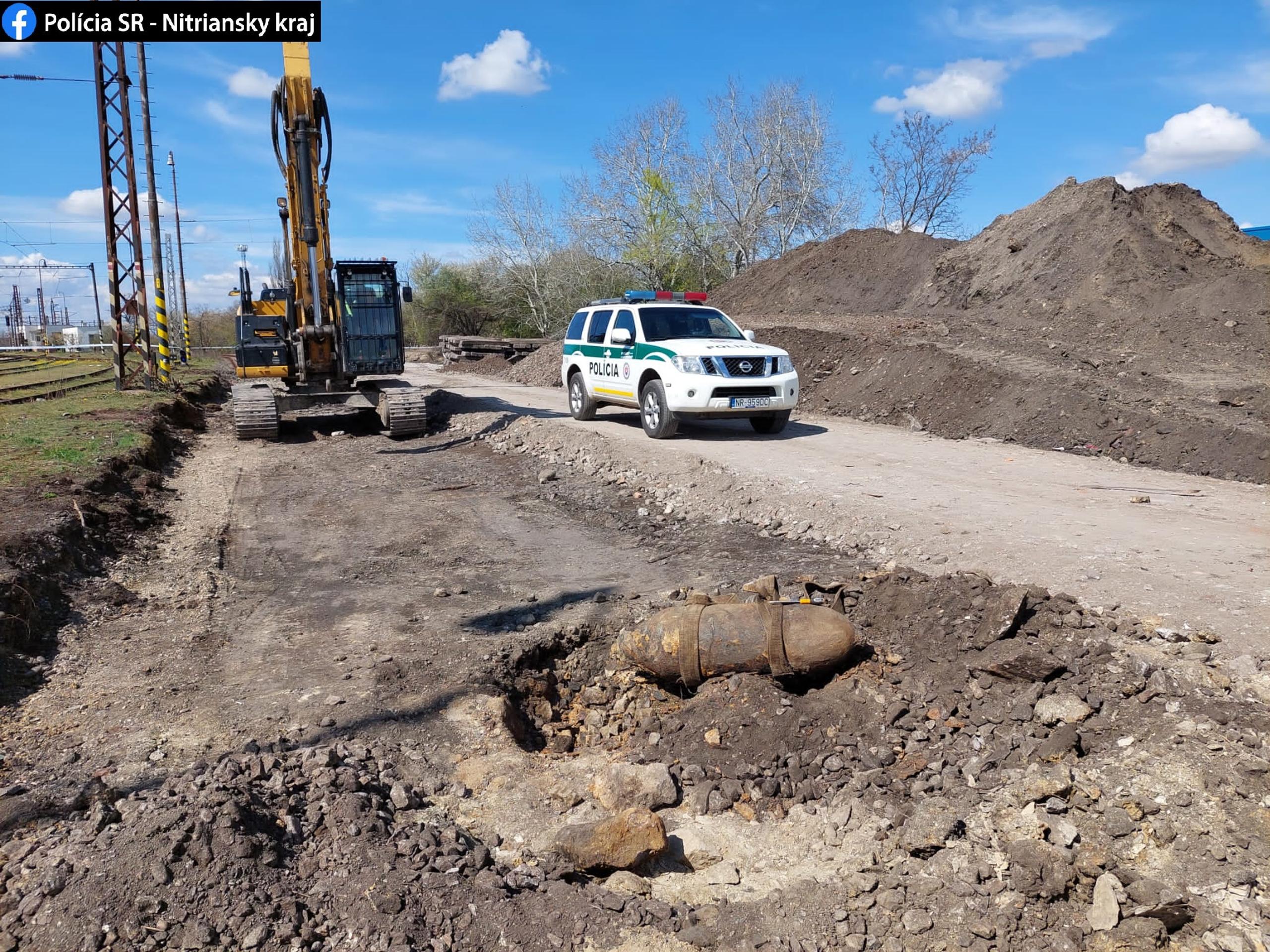 Bomba z 2. svetovej vojny, ktorú našli na železničnej stanici v Nových Zámkoch.