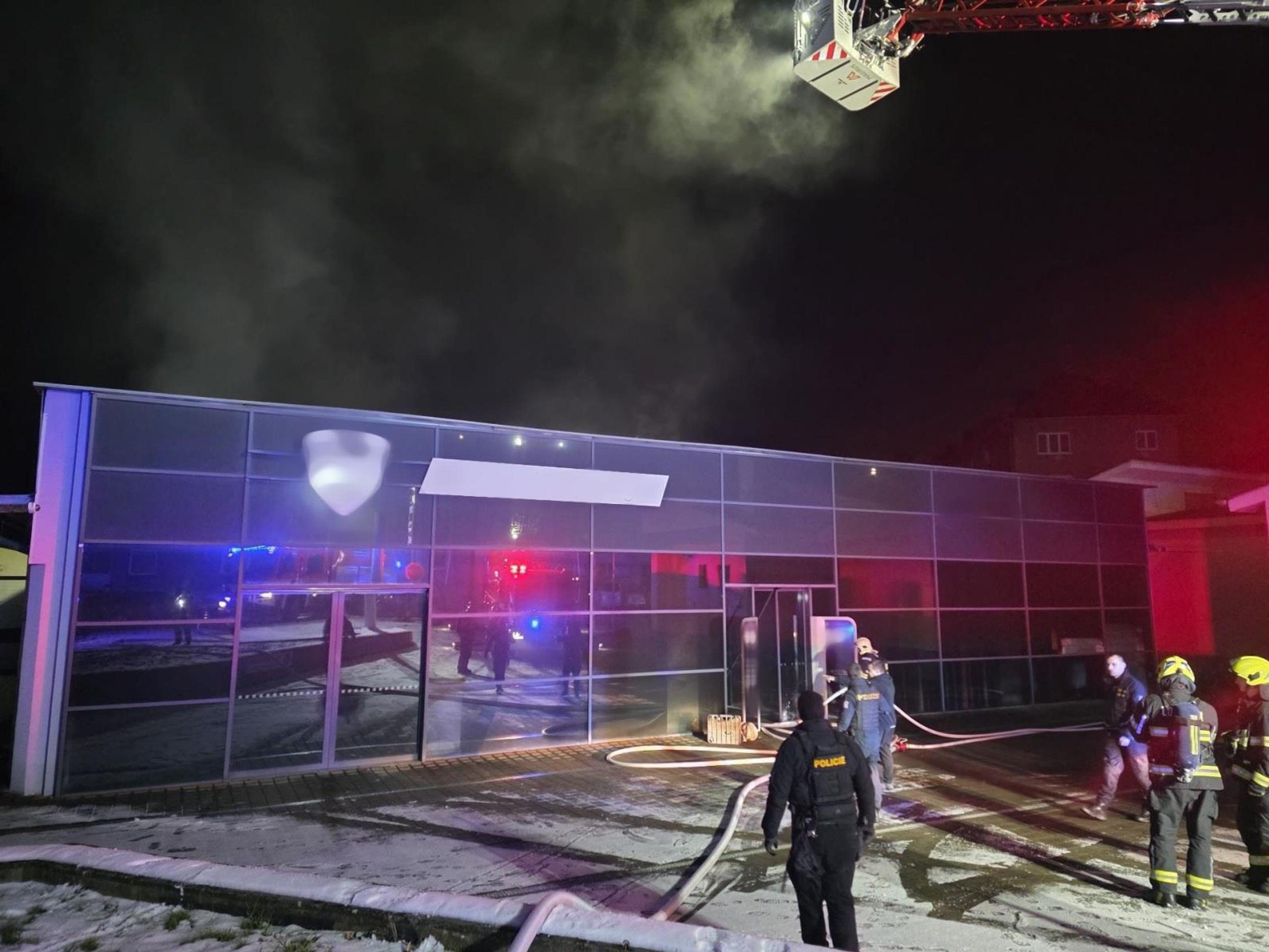 Požiar autosalónu.