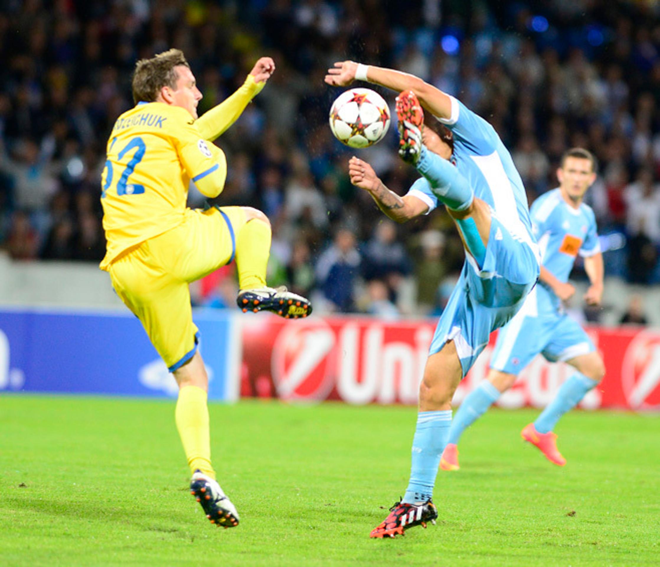 Erik Grendel (Slovan) a hráč Bate Borisov Michail Gordejčuk (vľavo).