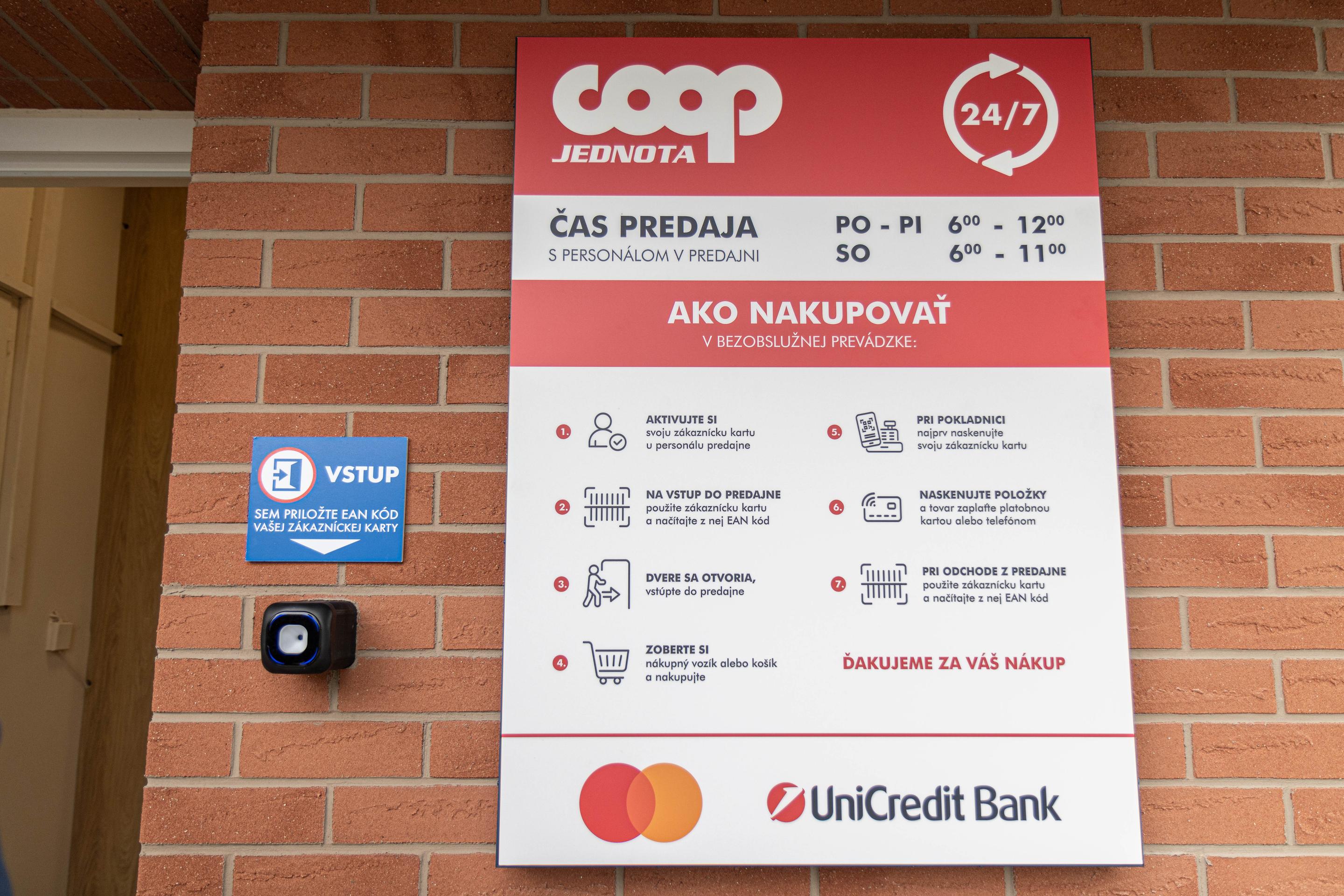Informačná tabuľa pred predajňou