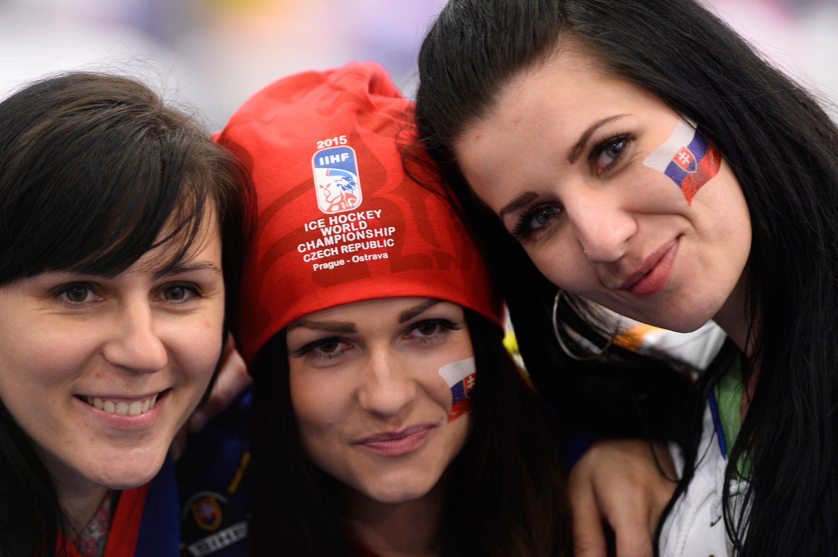 Slovenské fanúšičky na zápase Slovensko-Nórsko.