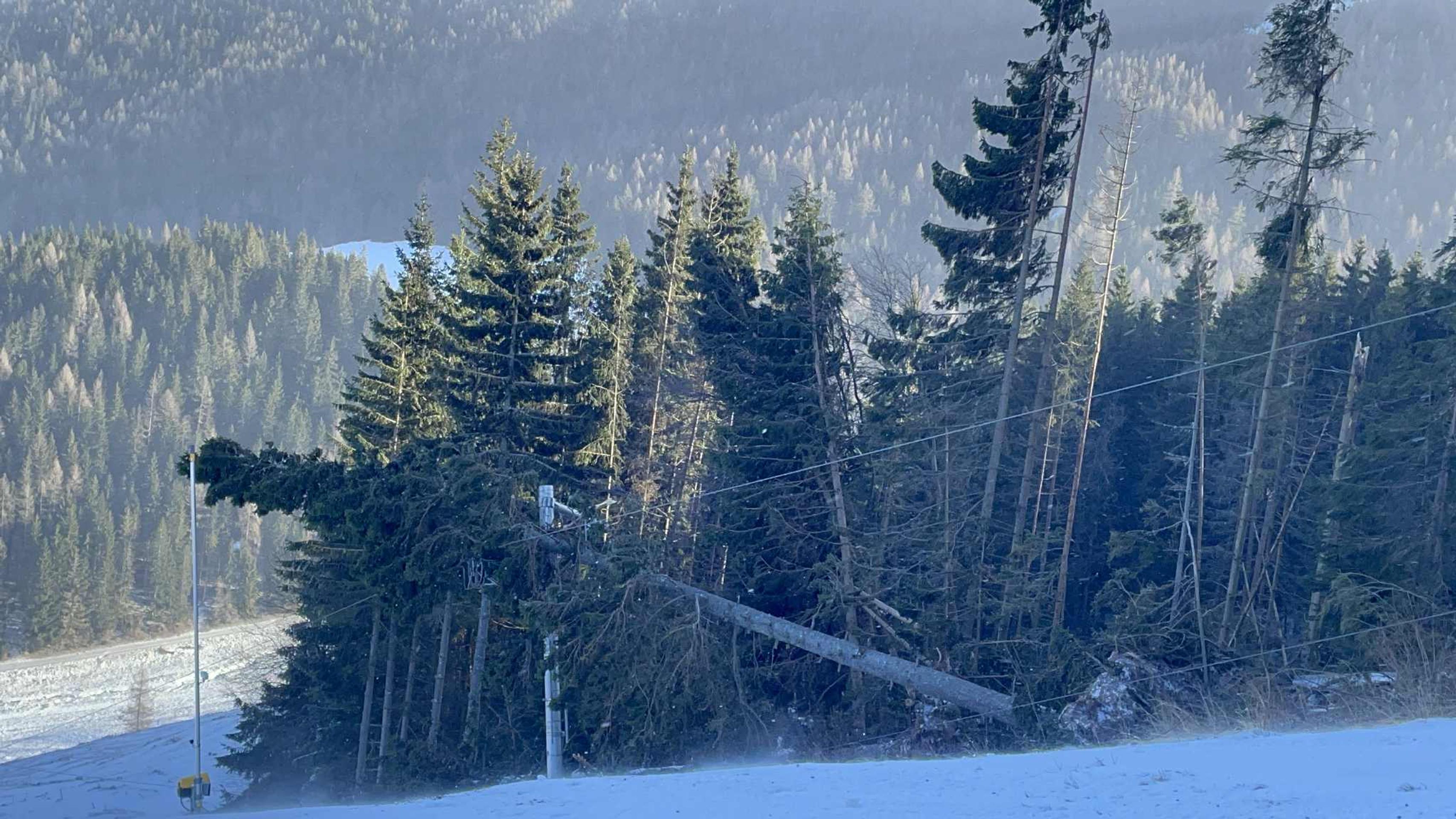 Silný vietor napáchal škody v SKI Resorte Smrečiny.