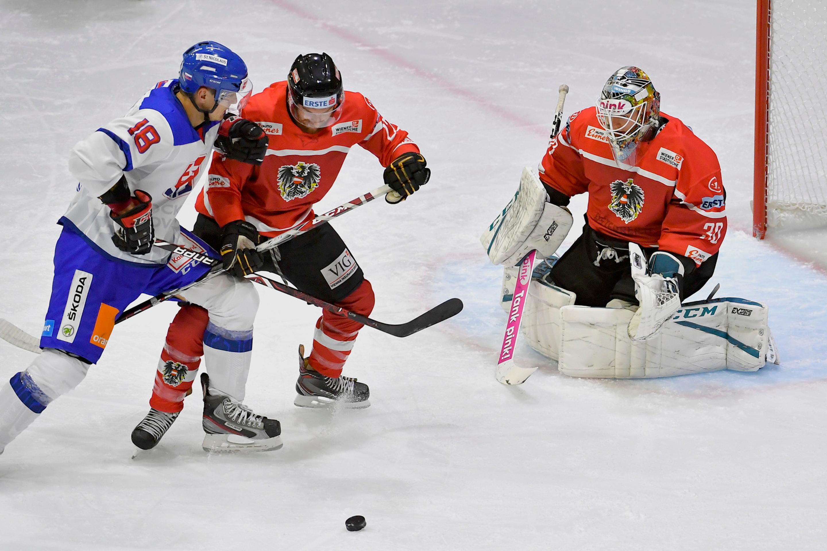 Zľava Andrej Šťastný a Rakúšania Stefan Ulmer a David Kickert v dueli na Švajčiarskom pohári.