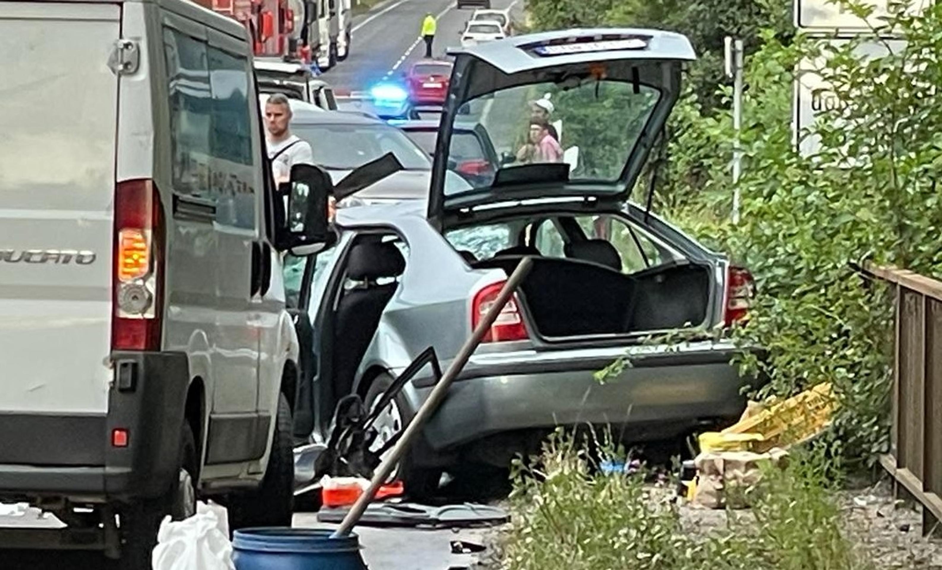 Zdemolované auto po nehode.