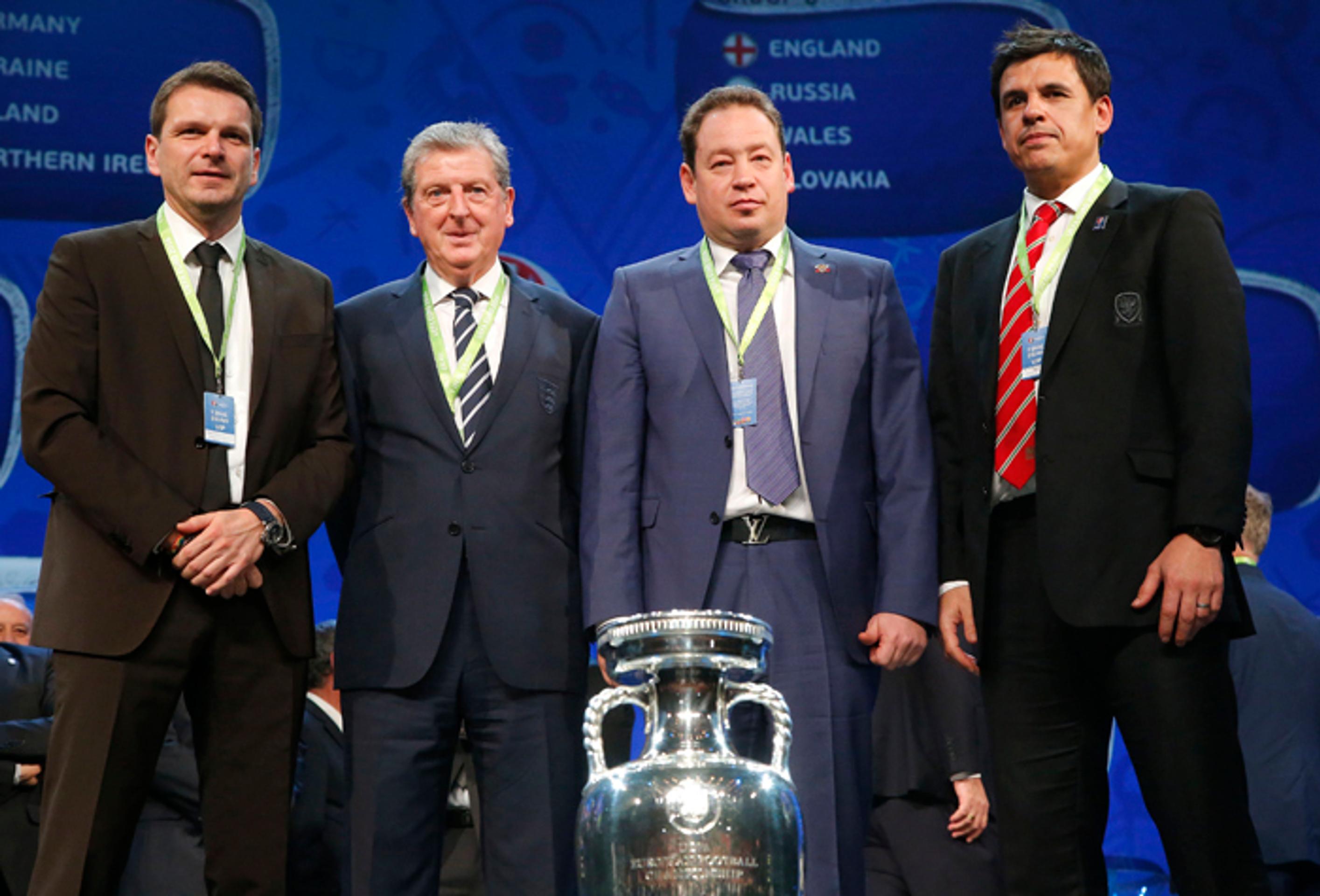 Skupina B – asistent trénera Štefan Tarkovič, tréneri Roy Hodgson (Anglicko), Leonid Sluckij (Rusko) a Chris Coleman (Wales).