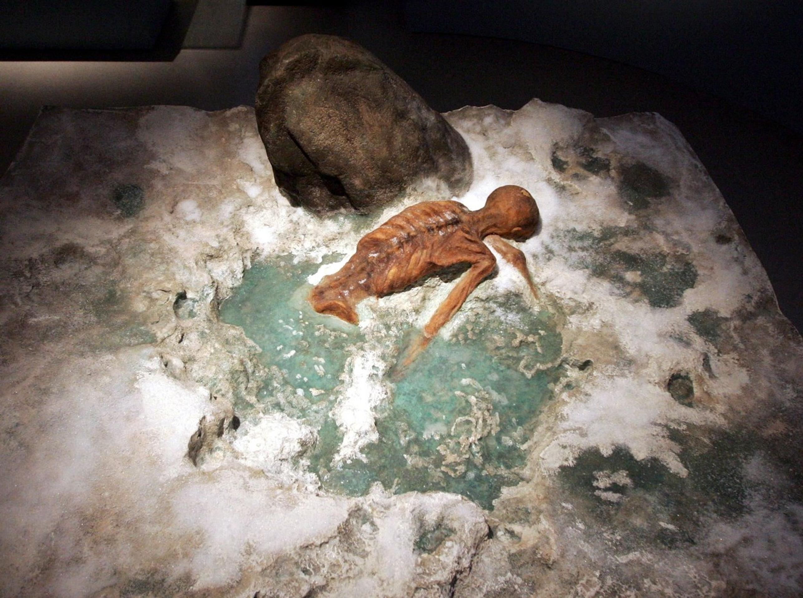 Expozícia ukazuje, v akej polohe našli turisti ľadového muža.