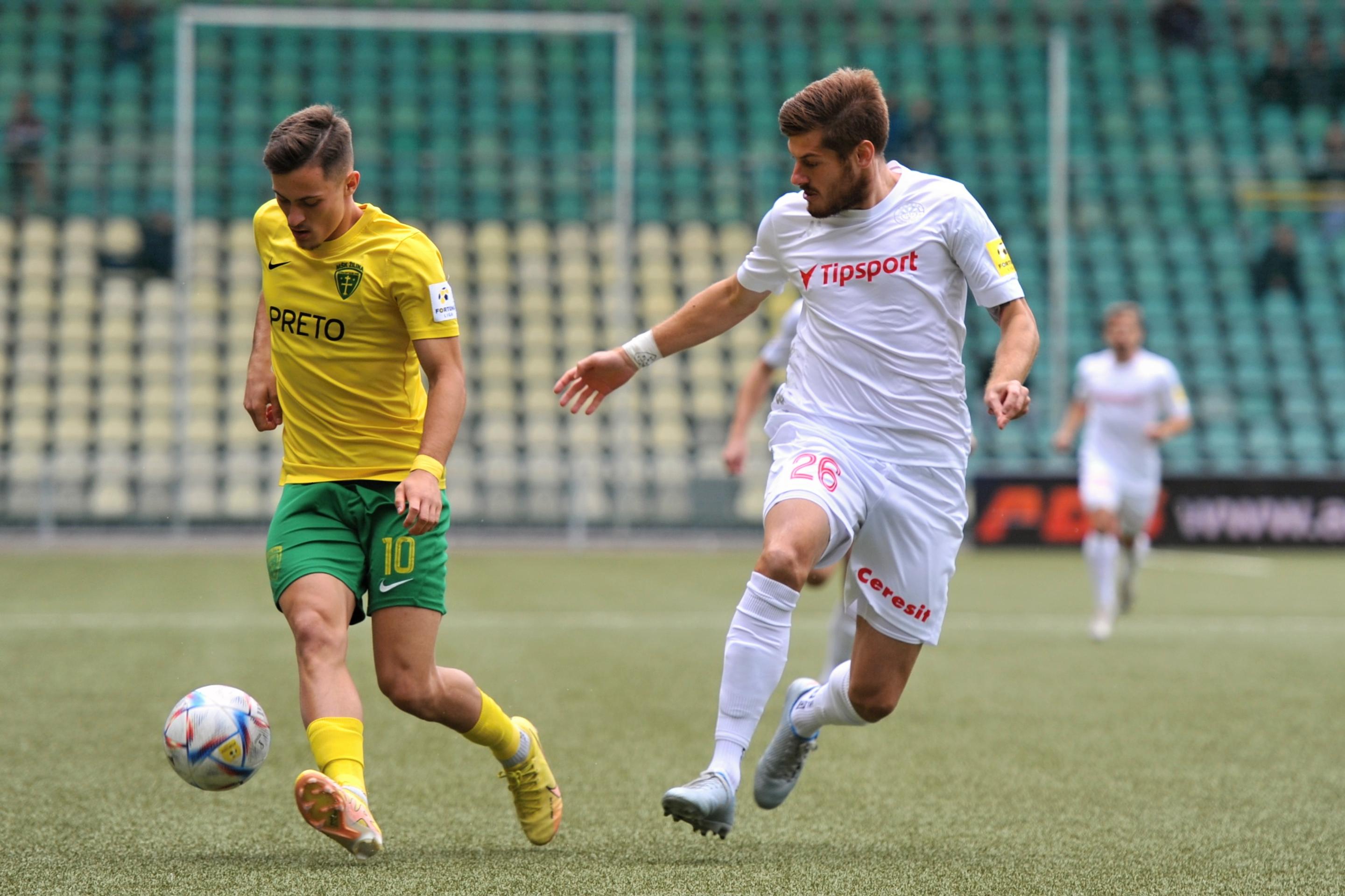 Zľava Adrián Kaprálik (Žilina) a Imrich Bedecs (Liptovský Mikuláš) počas 11. kola Fortuna ligy.
