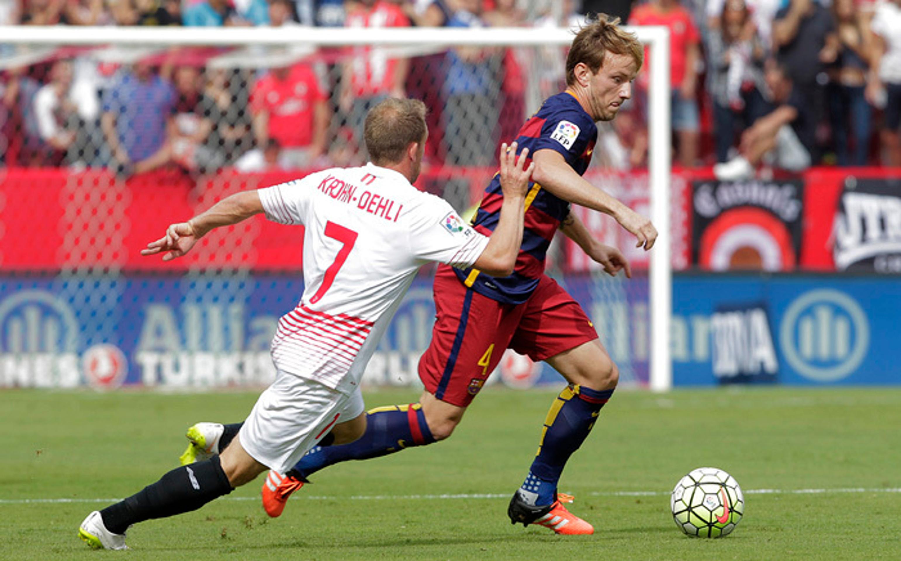 Súboj Iva Rakitič (FC Barcelona) s Michaelom Krohn-Dehliom (FC Sevilla) v zápase La Ligy.