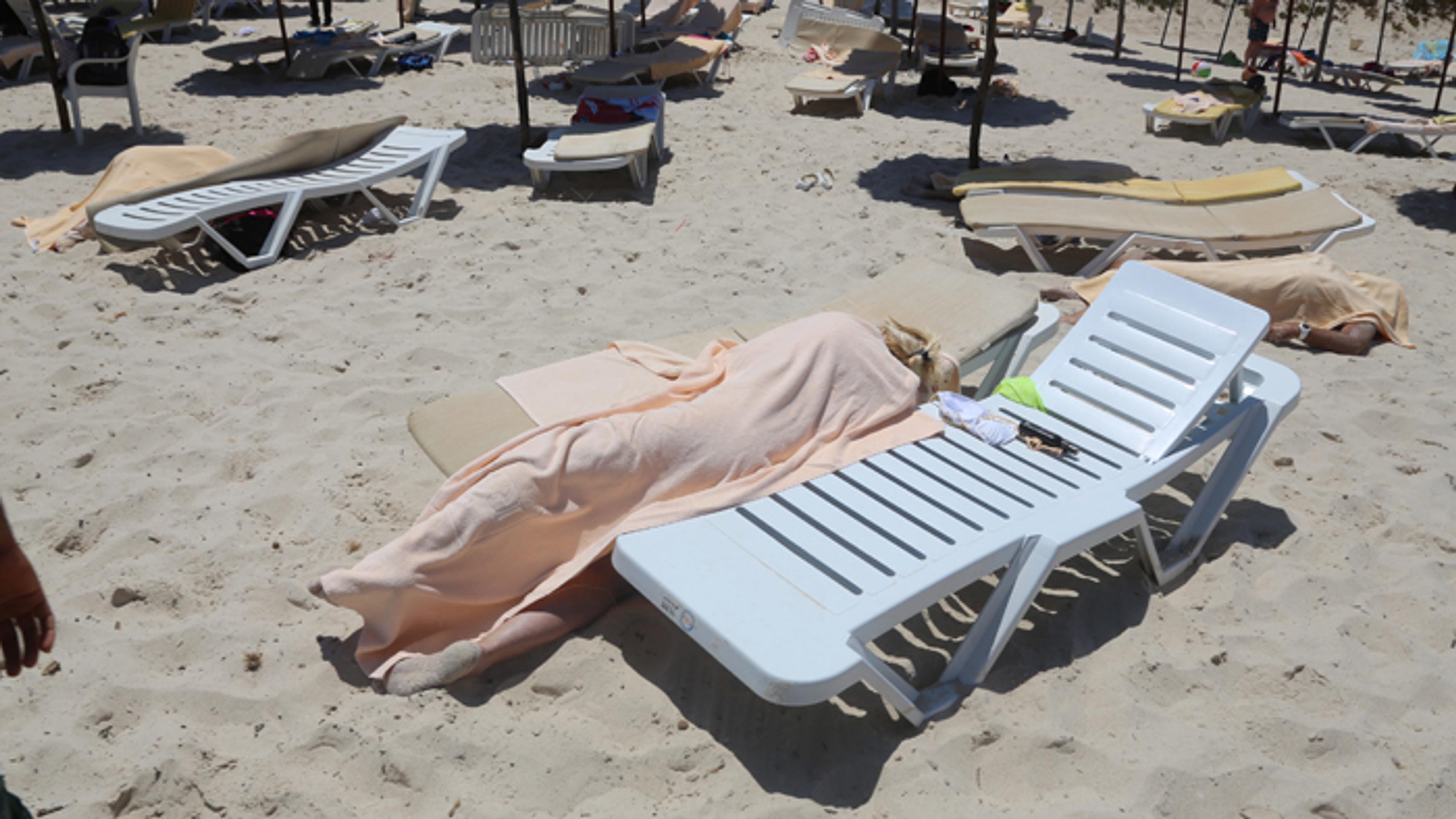 Telá obetí na pláži po teroristickom útoku v hoteli Imperial Marhaba neďaleko tuniského mesta Súsa.