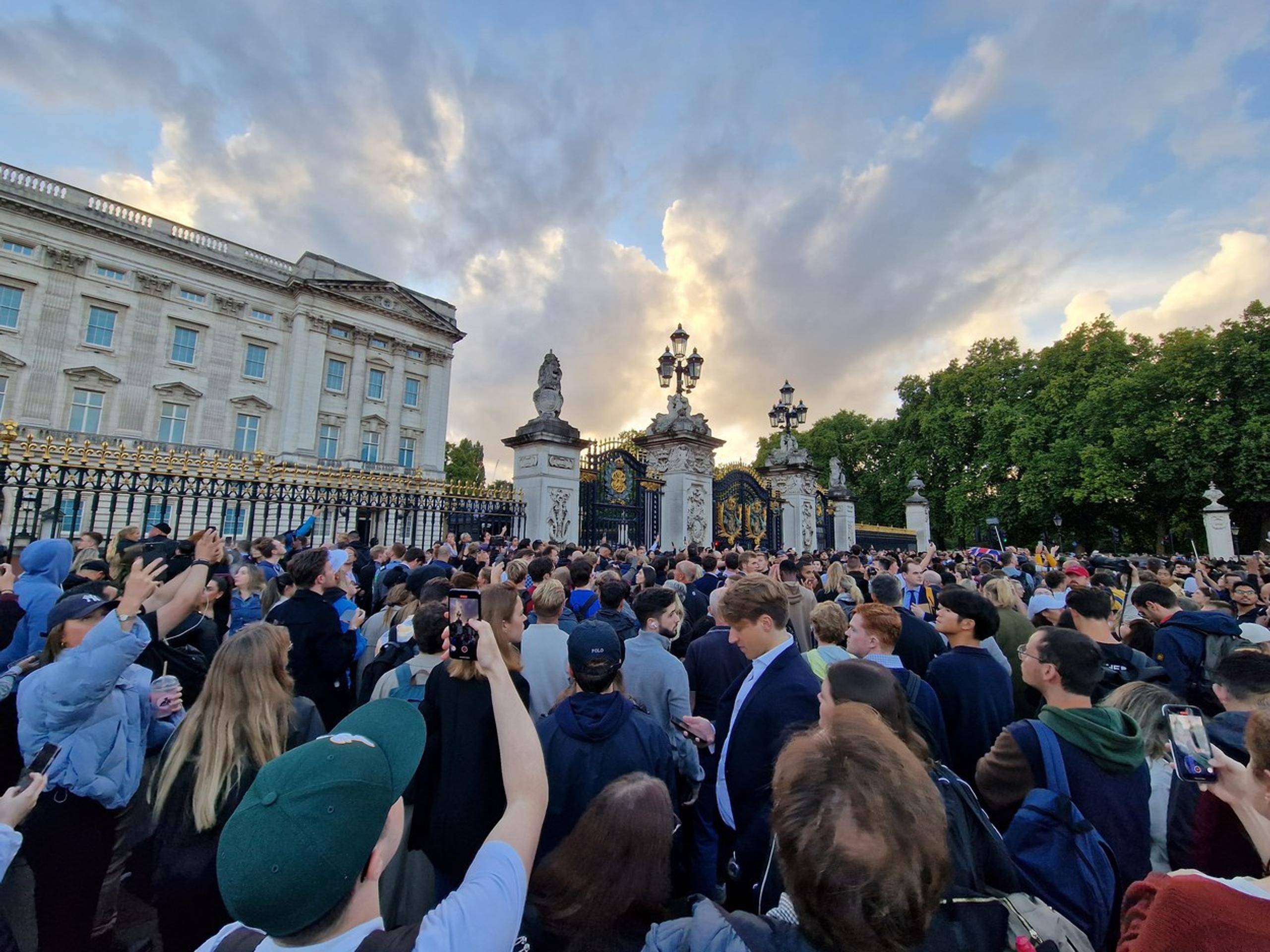 Davy ľudí pred Buckinghamským palácom.