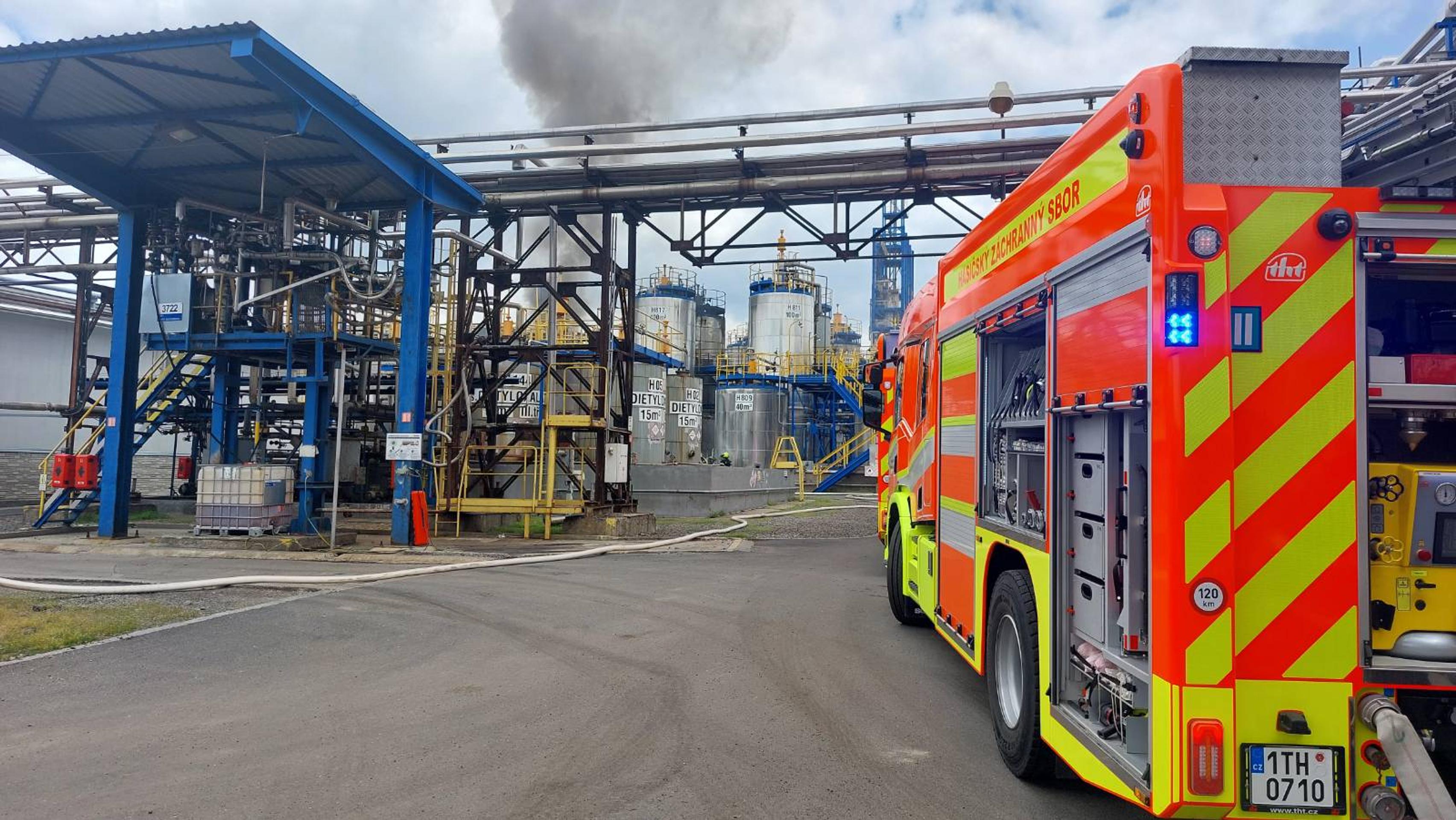 Hasiči a policajti zasahujú po výbuchu v chemickej továrni
