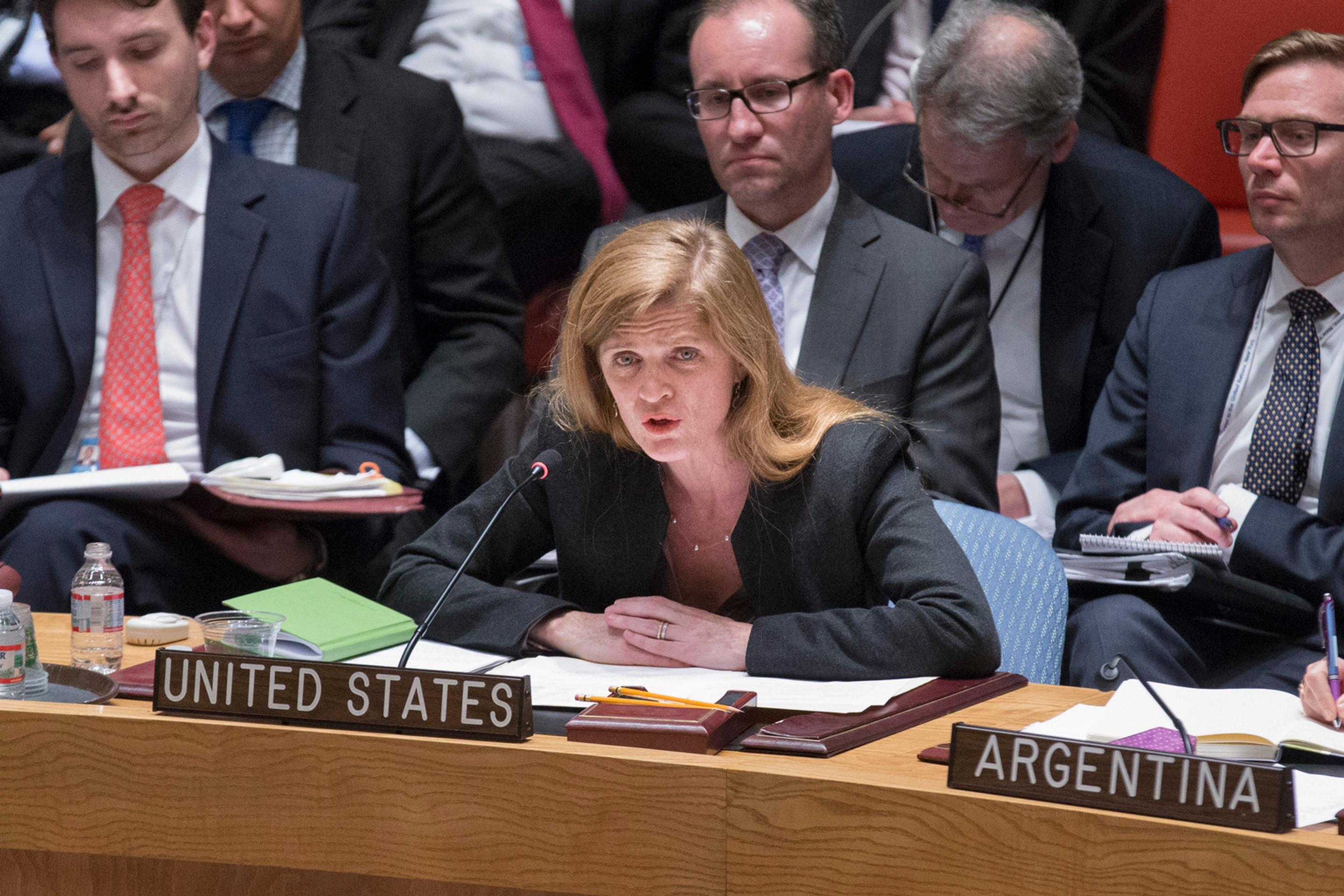 Americká veľvyslankyňa pri OSN Samantha Powerová reční na mimoriadnom zasadnutí BR OSN.