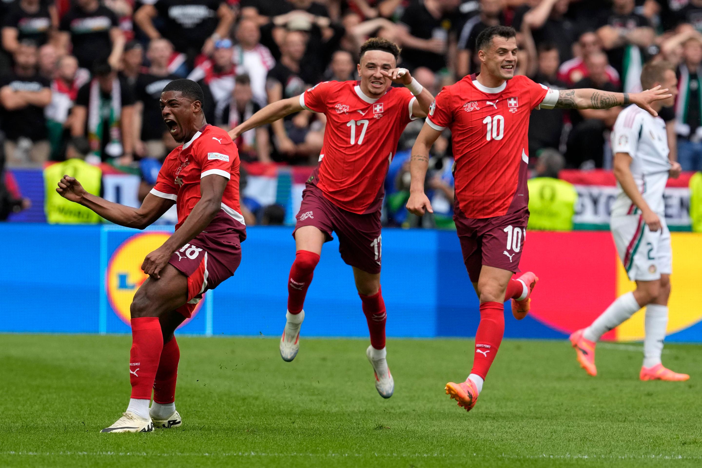 Švajčiarsky hráč Kwadwo Duah (vľavo) oslavuje so spoluhráčmi po tom, ako strelil úvodný gól.